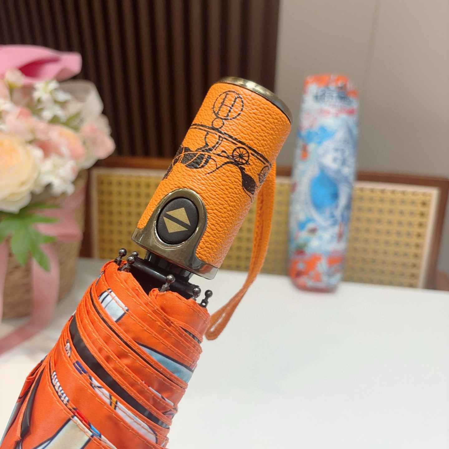 爱马仕（Hermès）   新款 极品H家三折自动伞重磅呈现 以其精湛的工艺技术和源源不断的想像力 新涂