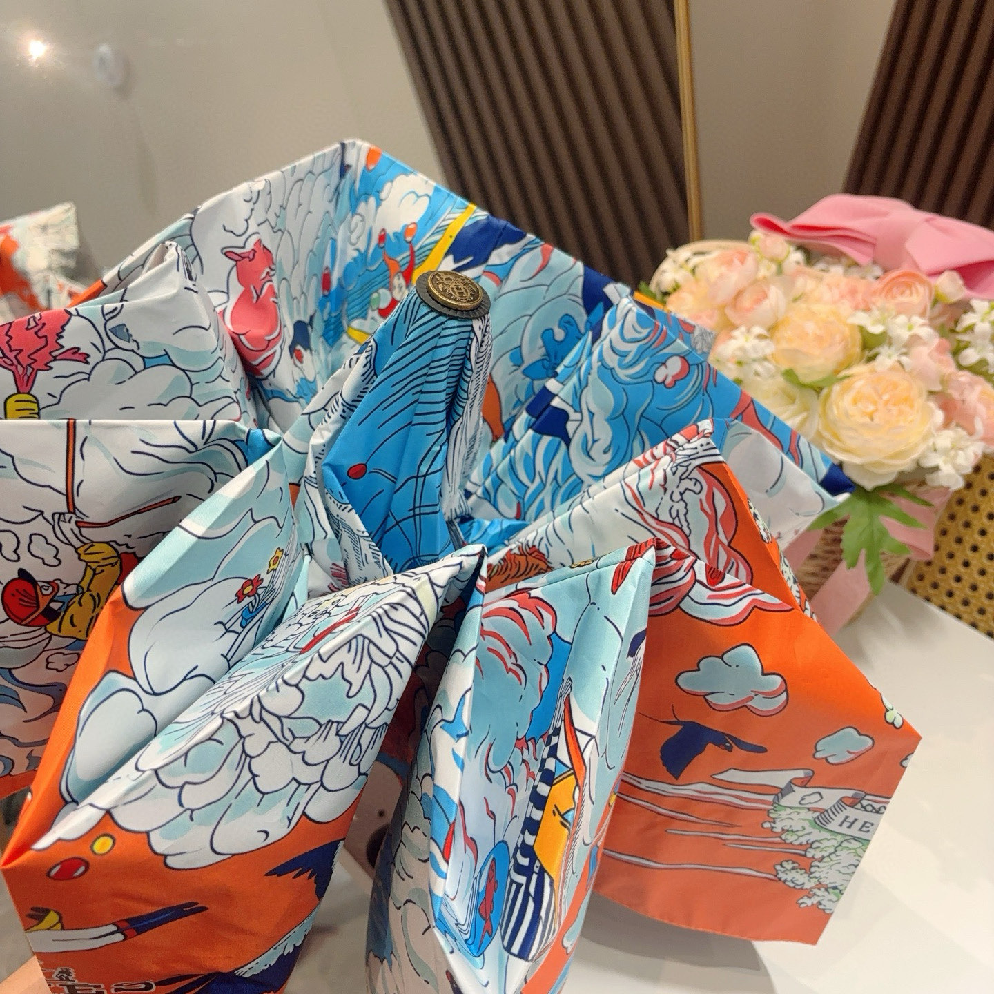 爱马仕（Hermès）   新款 极品H家三折自动伞重磅呈现 以其精湛的工艺技术和源源不断的想像力 新涂