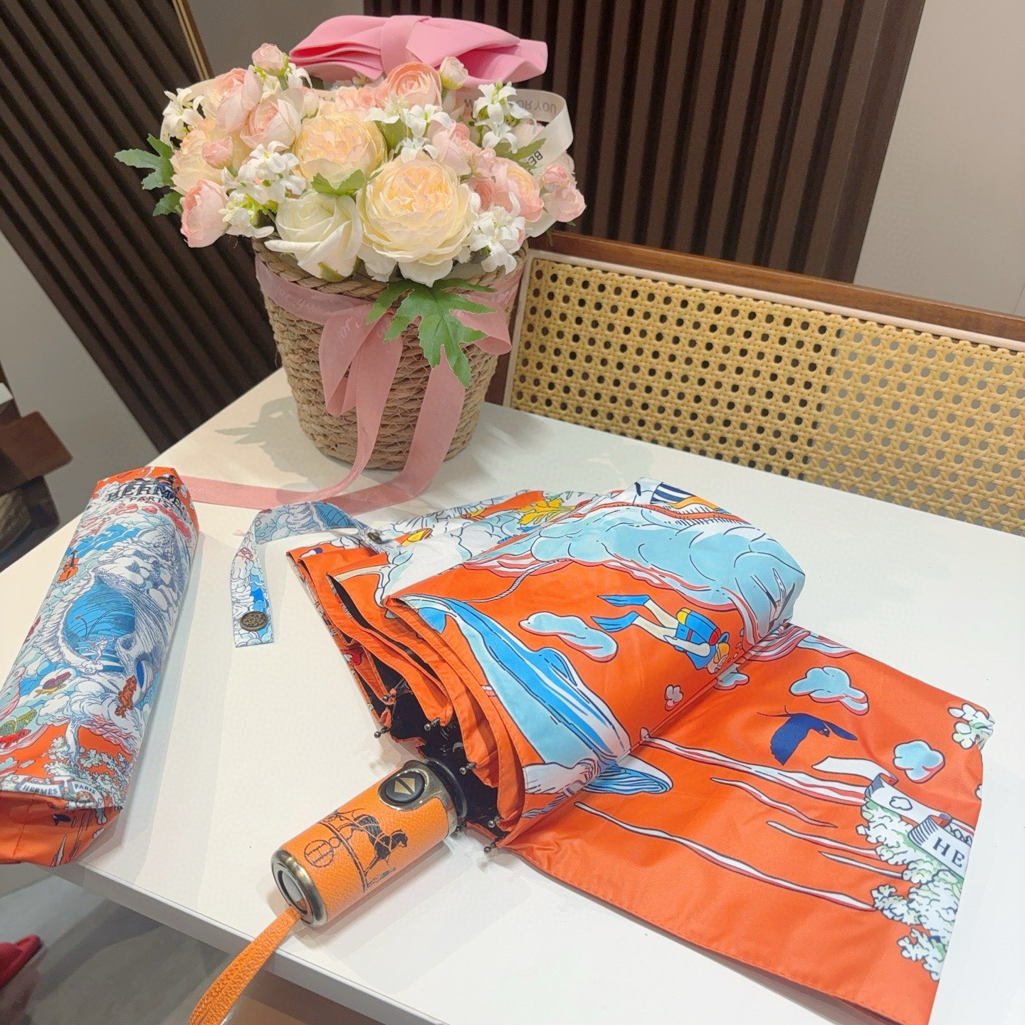 爱马仕（Hermès）   新款 极品H家三折自动伞重磅呈现 以其精湛的工艺技术和源源不断的想像力 新涂