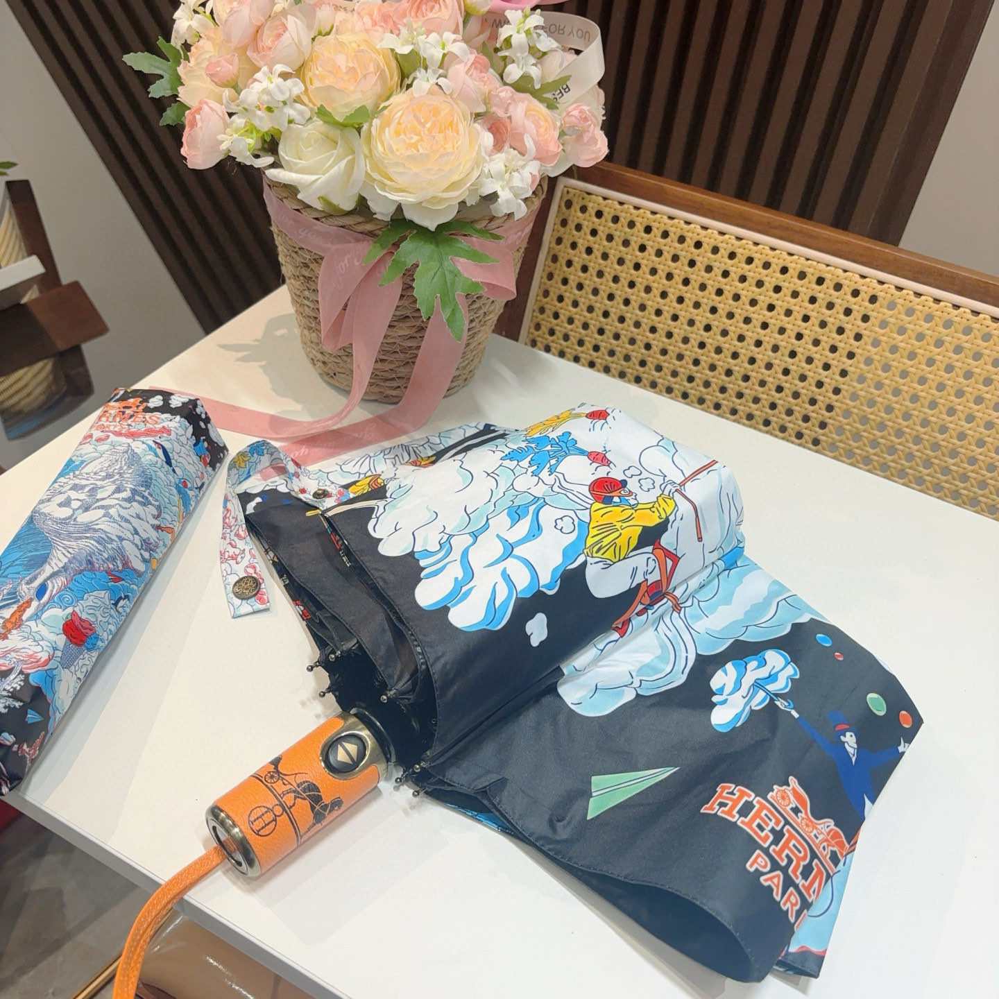 爱马仕（Hermès）   新款 极品H家三折自动伞重磅呈现 以其精湛的工艺技术和源源不断的想像力 新涂