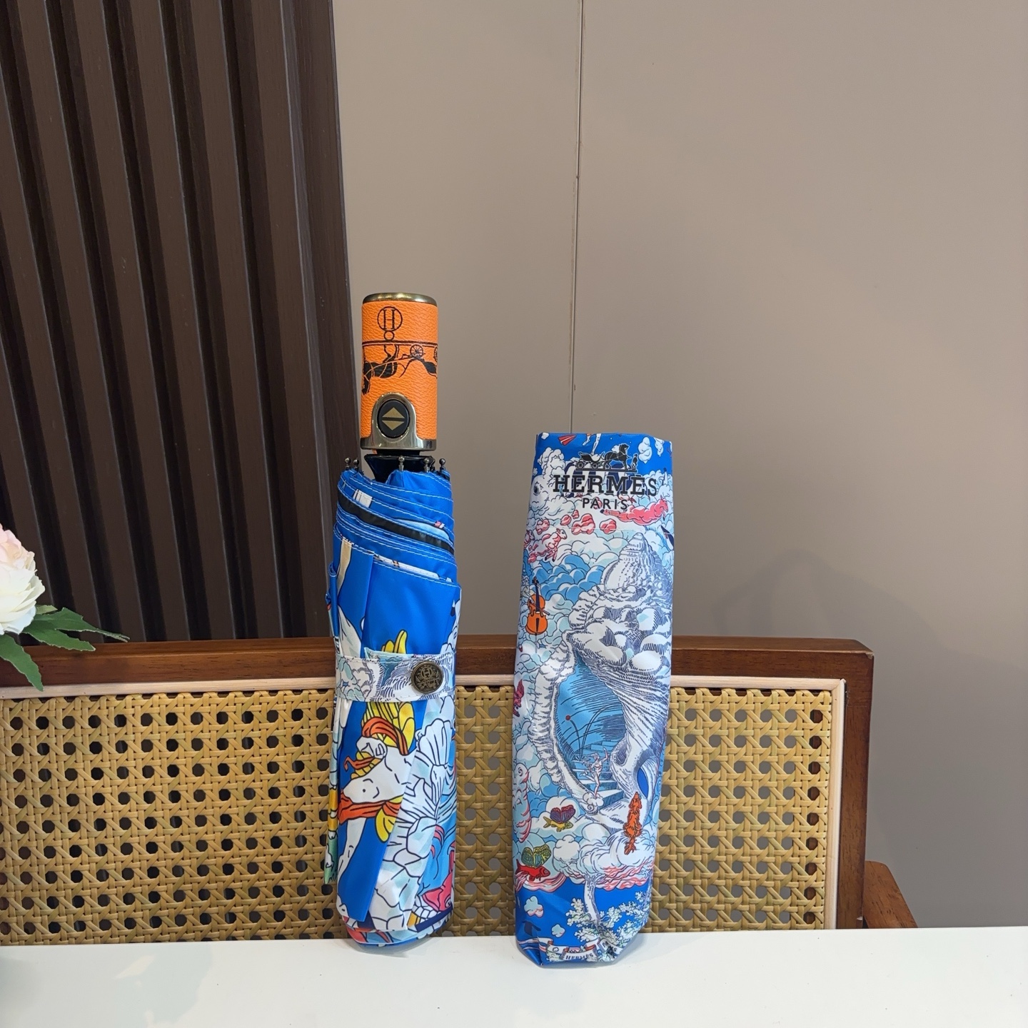 爱马仕（Hermès）   新款 极品H家三折自动伞重磅呈现 以其精湛的工艺技术和源源不断的想像力 新涂