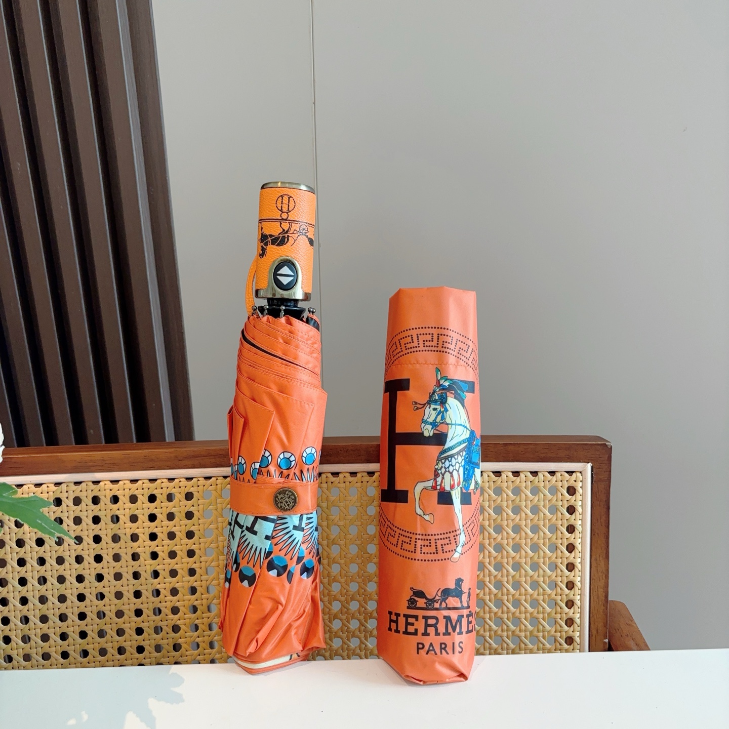 爱马仕（Hermès）   新款 极品H家三折自动伞重磅呈现 以其精湛的工艺技术和源源不断的想像力 新涂