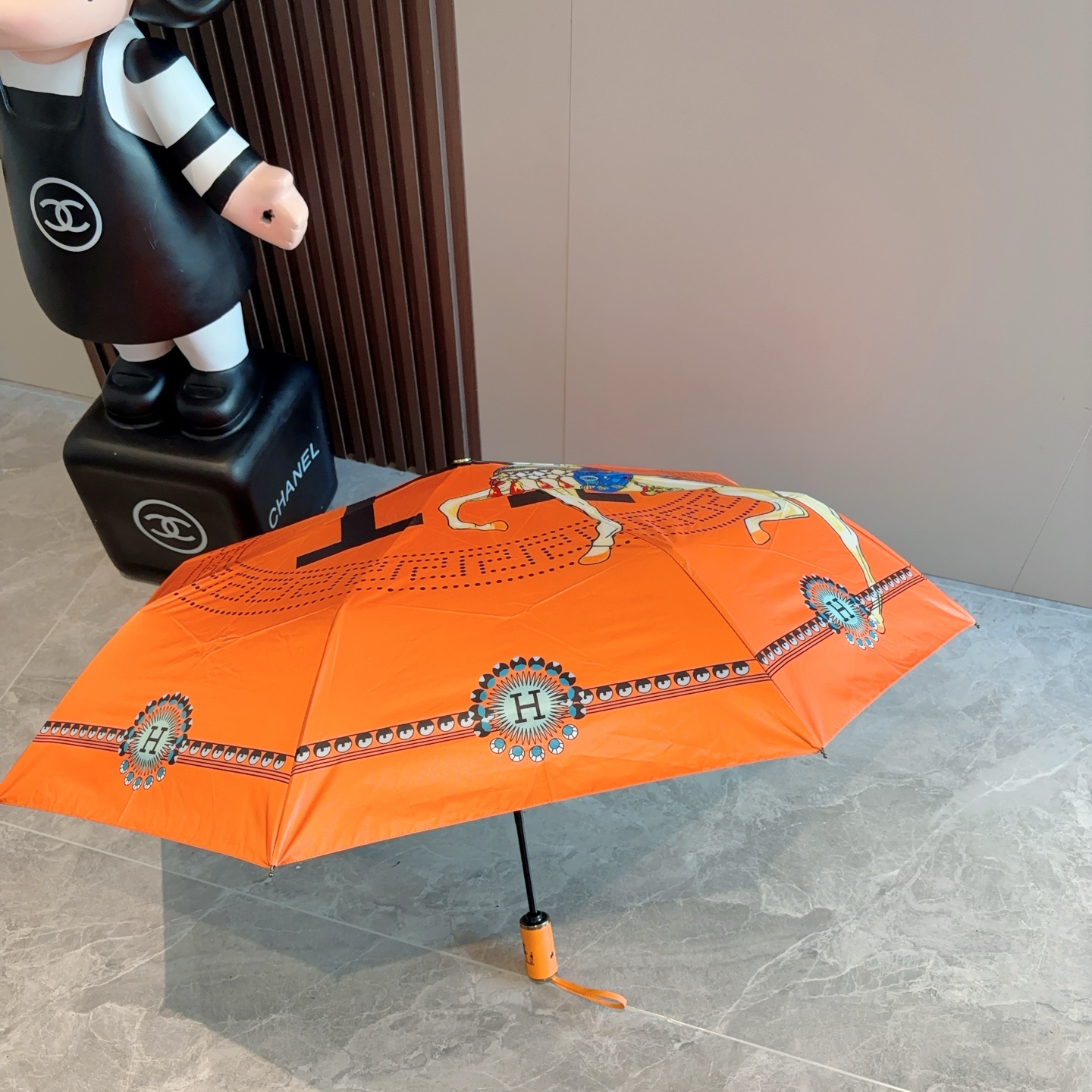 爱马仕（Hermès）   新款 极品H家三折自动伞重磅呈现 以其精湛的工艺技术和源源不断的想像力 新涂