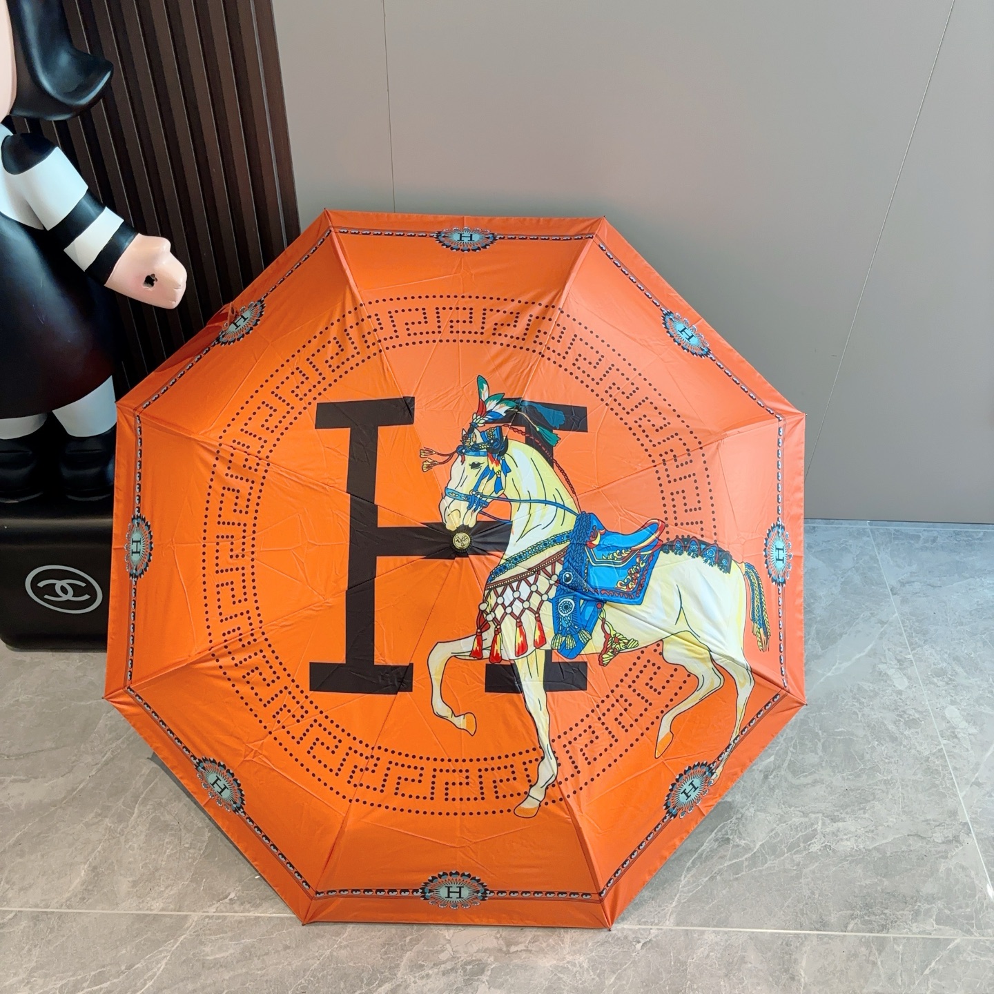 爱马仕（Hermès）   新款 极品H家三折自动伞重磅呈现 以其精湛的工艺技术和源源不断的想像力 新涂