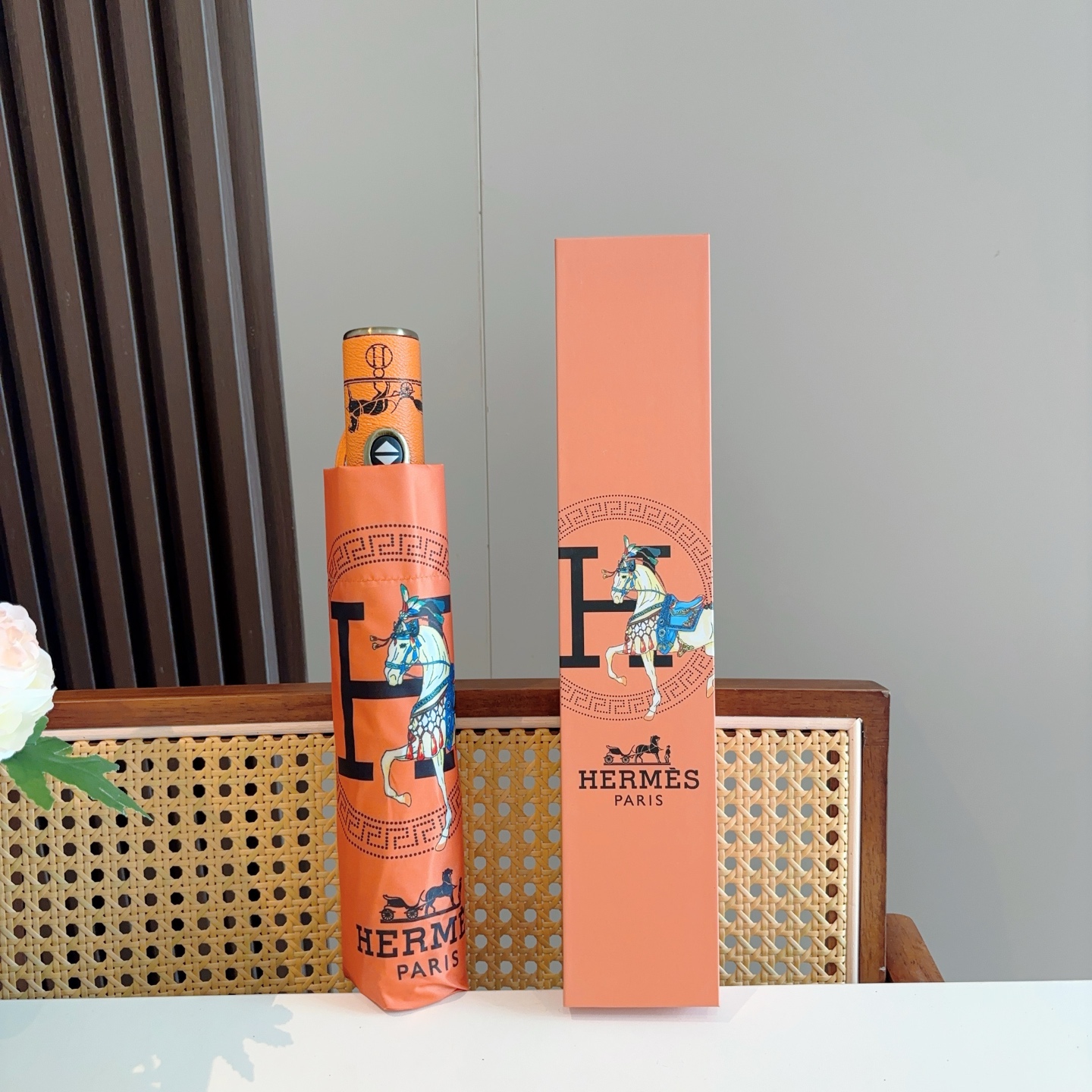 爱马仕（Hermès）   新款 极品H家三折自动伞重磅呈现 以其精湛的工艺技术和源源不断的想像力 新涂