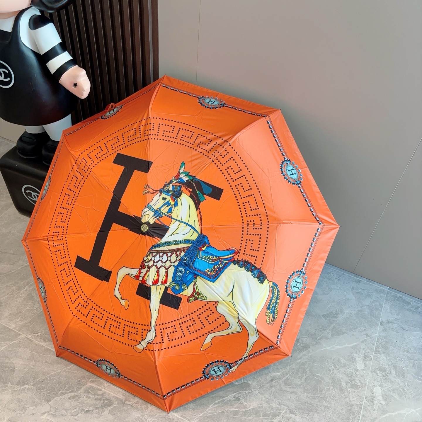 爱马仕（Hermès）   新款 极品H家三折自动伞重磅呈现 以其精湛的工艺技术和源源不断的想像力 新涂