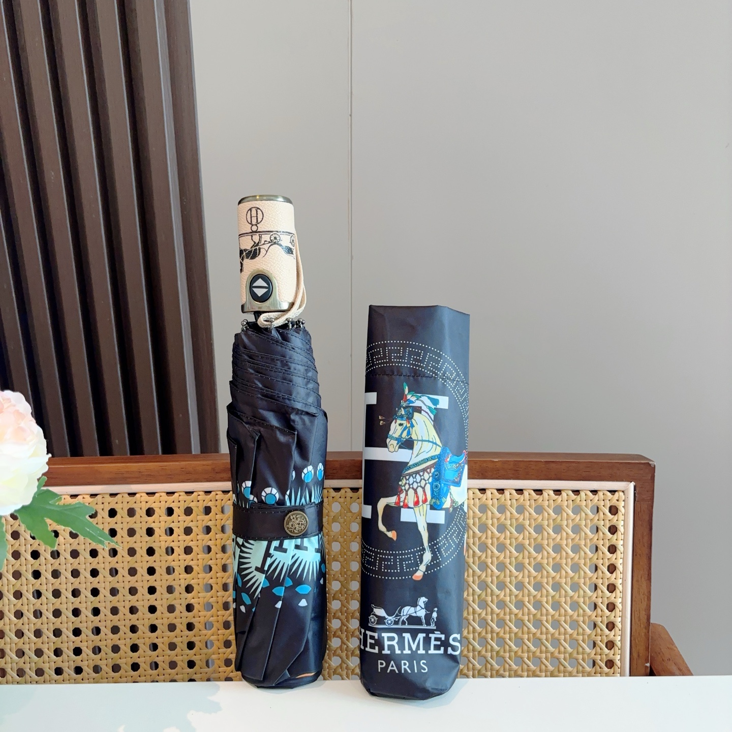 爱马仕（Hermès）   新款 极品H家三折自动伞重磅呈现 以其精湛的工艺技术和源源不断的想像力 新涂