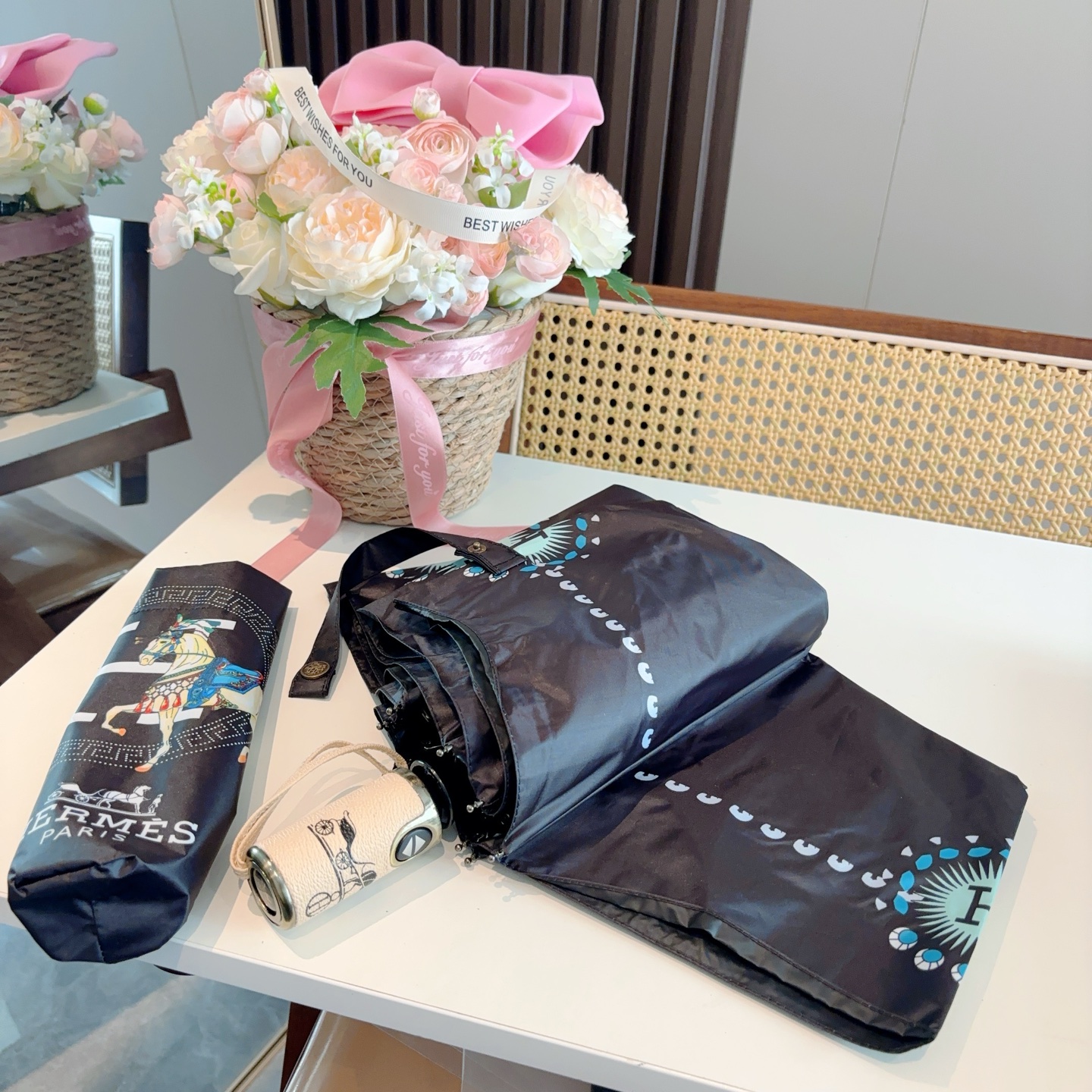 爱马仕（Hermès）   新款 极品H家三折自动伞重磅呈现 以其精湛的工艺技术和源源不断的想像力 新涂