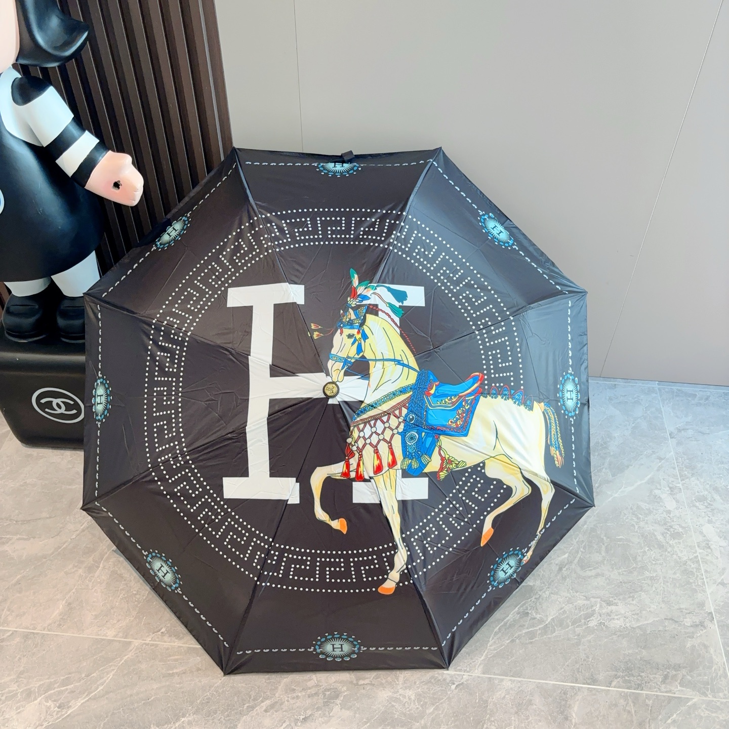 爱马仕（Hermès）   新款 极品H家三折自动伞重磅呈现 以其精湛的工艺技术和源源不断的想像力 新涂
