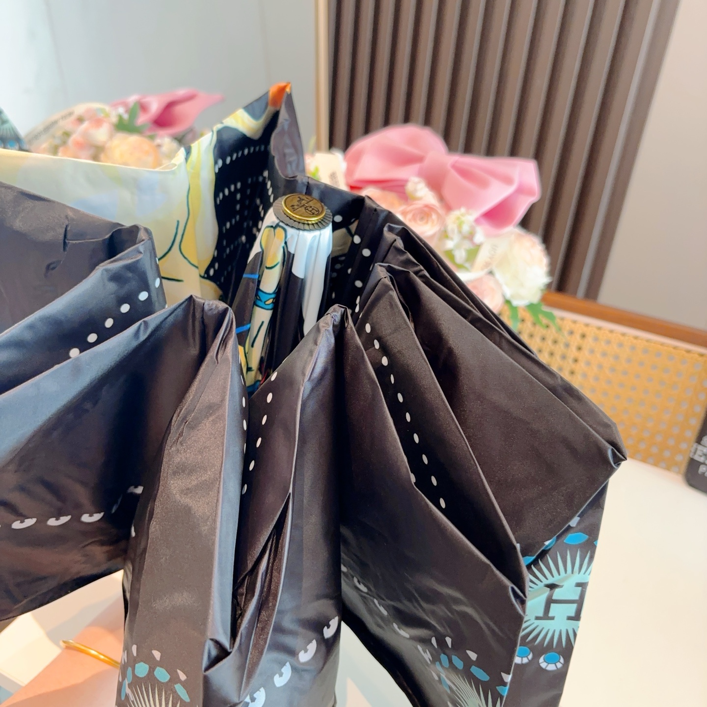 爱马仕（Hermès）   新款 极品H家三折自动伞重磅呈现 以其精湛的工艺技术和源源不断的想像力 新涂
