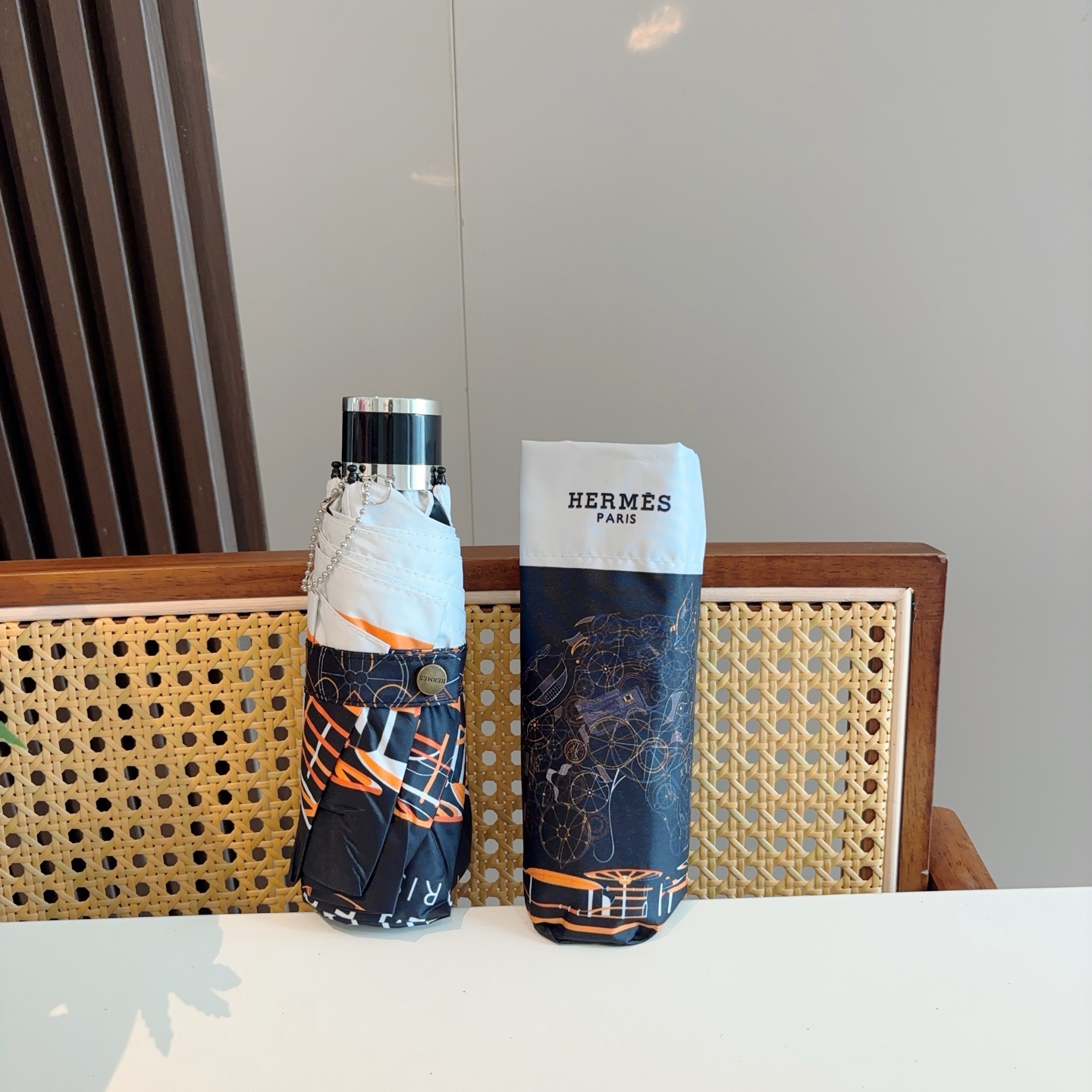 HERMÈS (爱马仕)新款 五折伞 热卖款 时尚指数爆表 不论晴天雨天使用都相得益彰 拥有它感受风从身