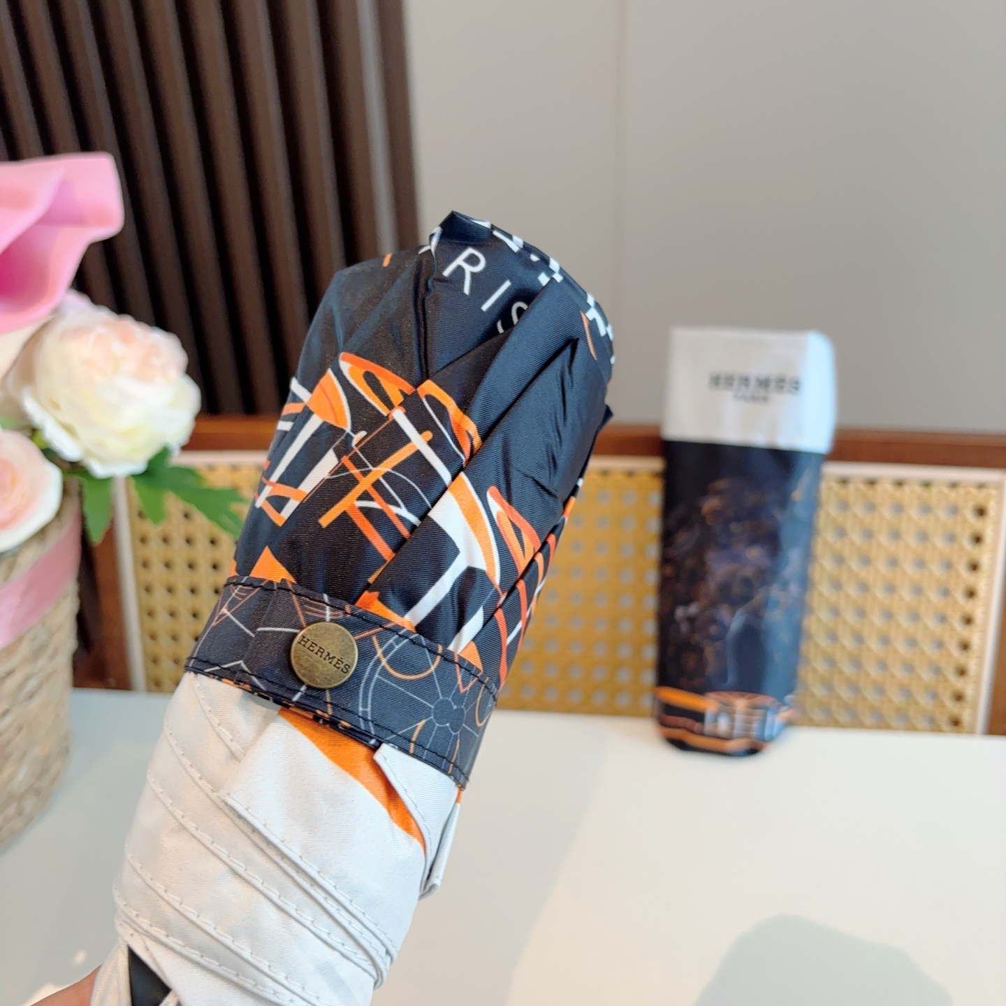 HERMÈS (爱马仕)新款 五折伞 热卖款 时尚指数爆表 不论晴天雨天使用都相得益彰 拥有它感受风从身