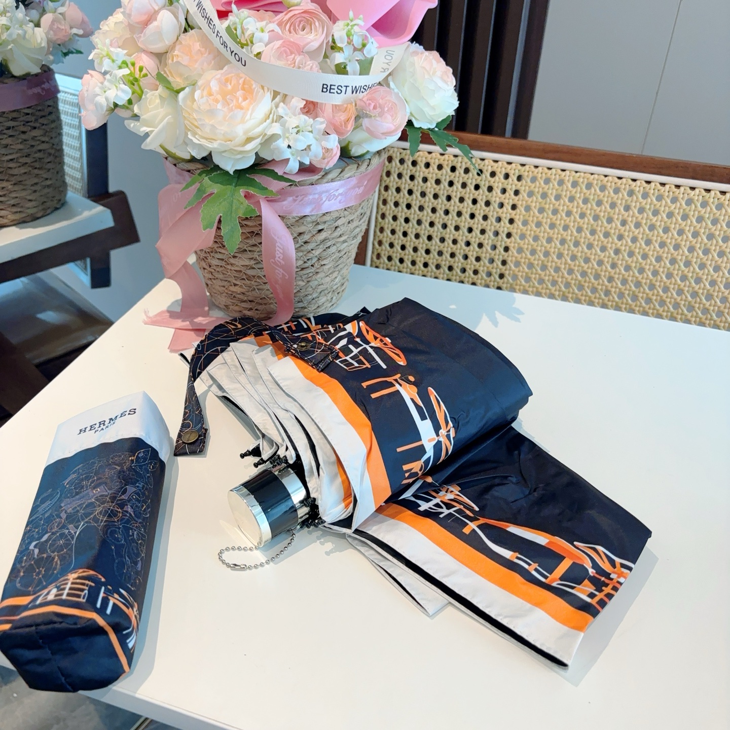 HERMÈS (爱马仕)新款 五折伞 热卖款 时尚指数爆表 不论晴天雨天使用都相得益彰 拥有它感受风从身