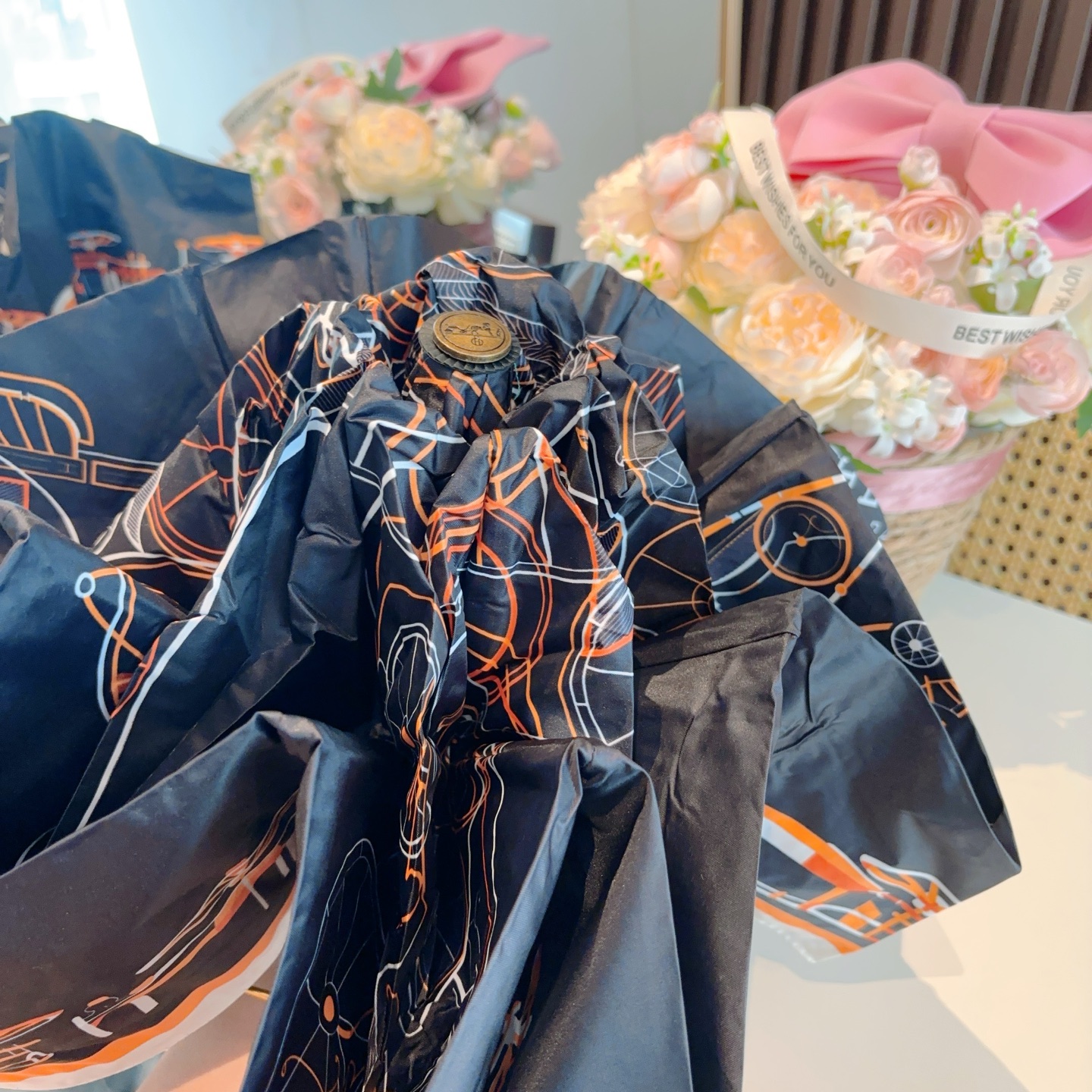 HERMÈS (爱马仕)新款 五折伞 热卖款 时尚指数爆表 不论晴天雨天使用都相得益彰 拥有它感受风从身