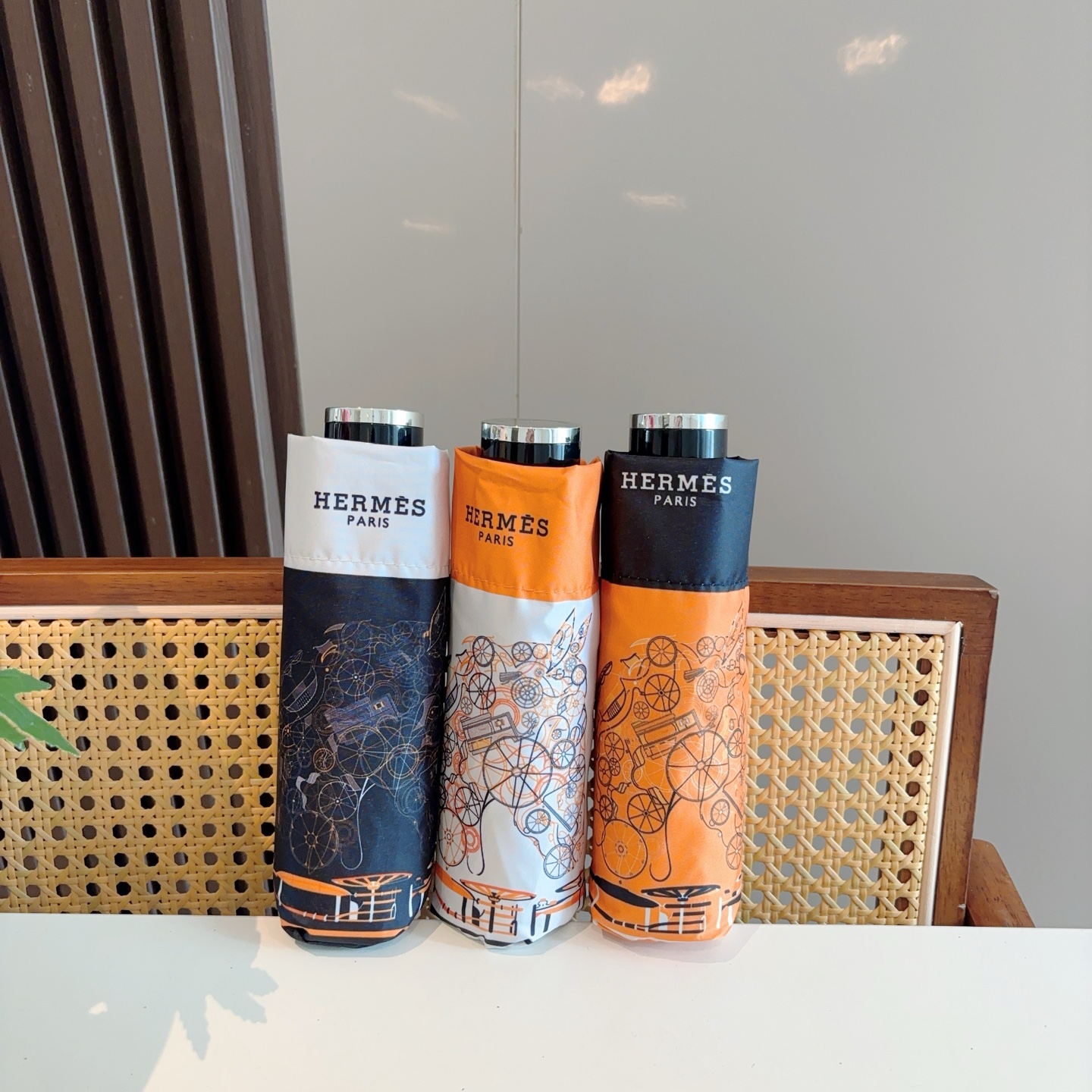 HERMÈS (爱马仕)新款 五折伞 热卖款 时尚指数爆表 不论晴天雨天使用都相得益彰 拥有它感受风从身
