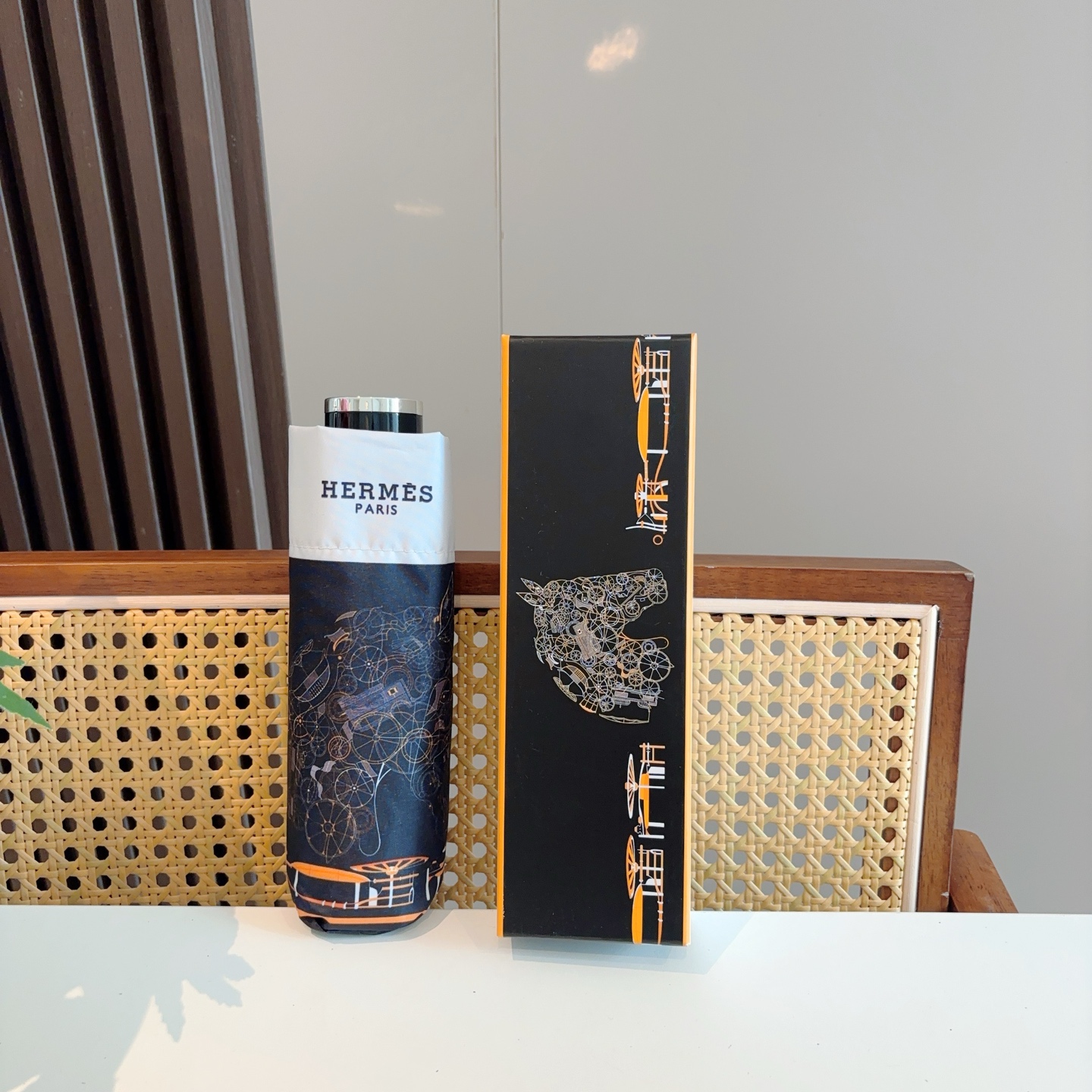 HERMÈS (爱马仕)新款 五折伞 热卖款 时尚指数爆表 不论晴天雨天使用都相得益彰 拥有它感受风从身