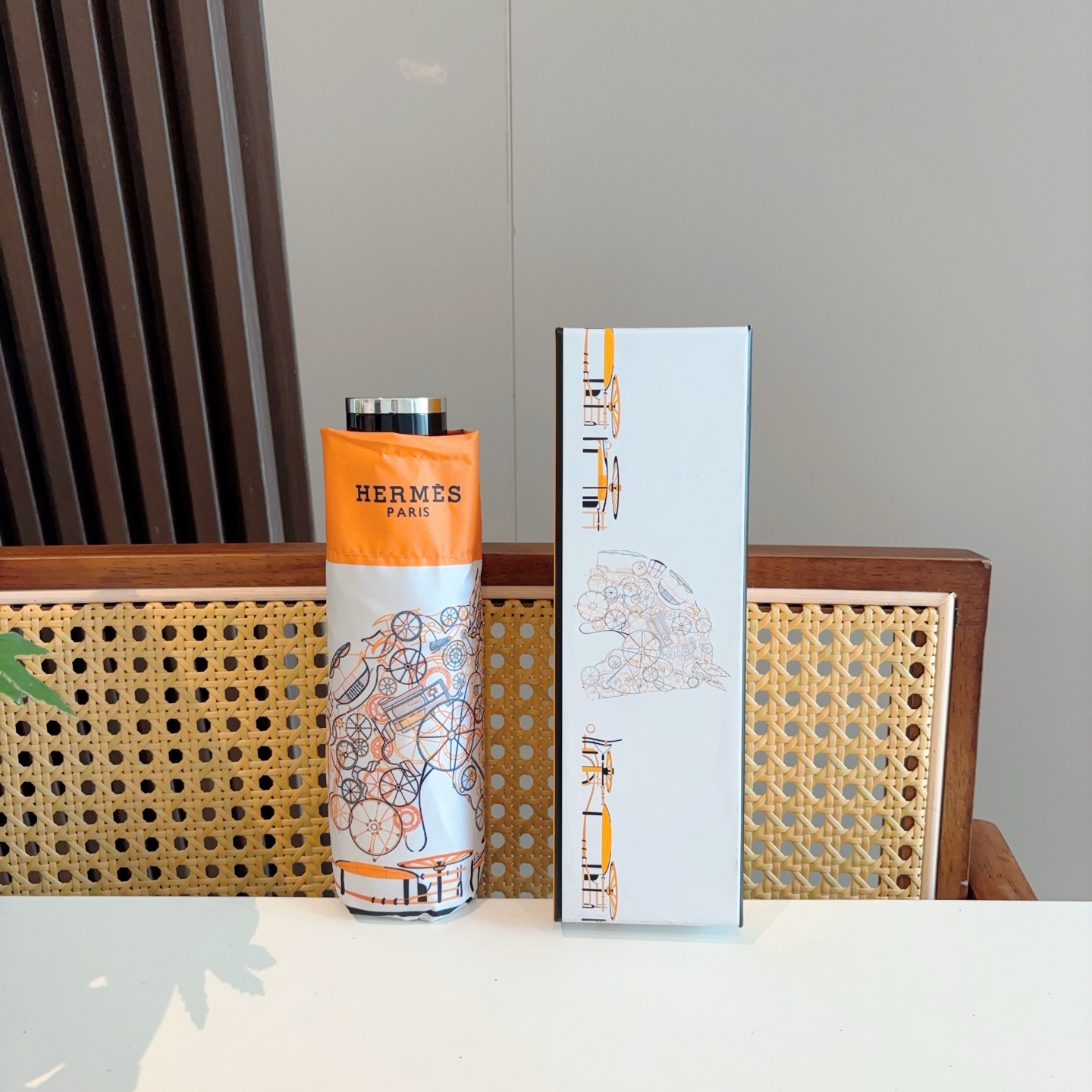 HERMÈS (爱马仕)新款 五折伞 热卖款 时尚指数爆表 不论晴天雨天使用都相得益彰 拥有它感受风从身