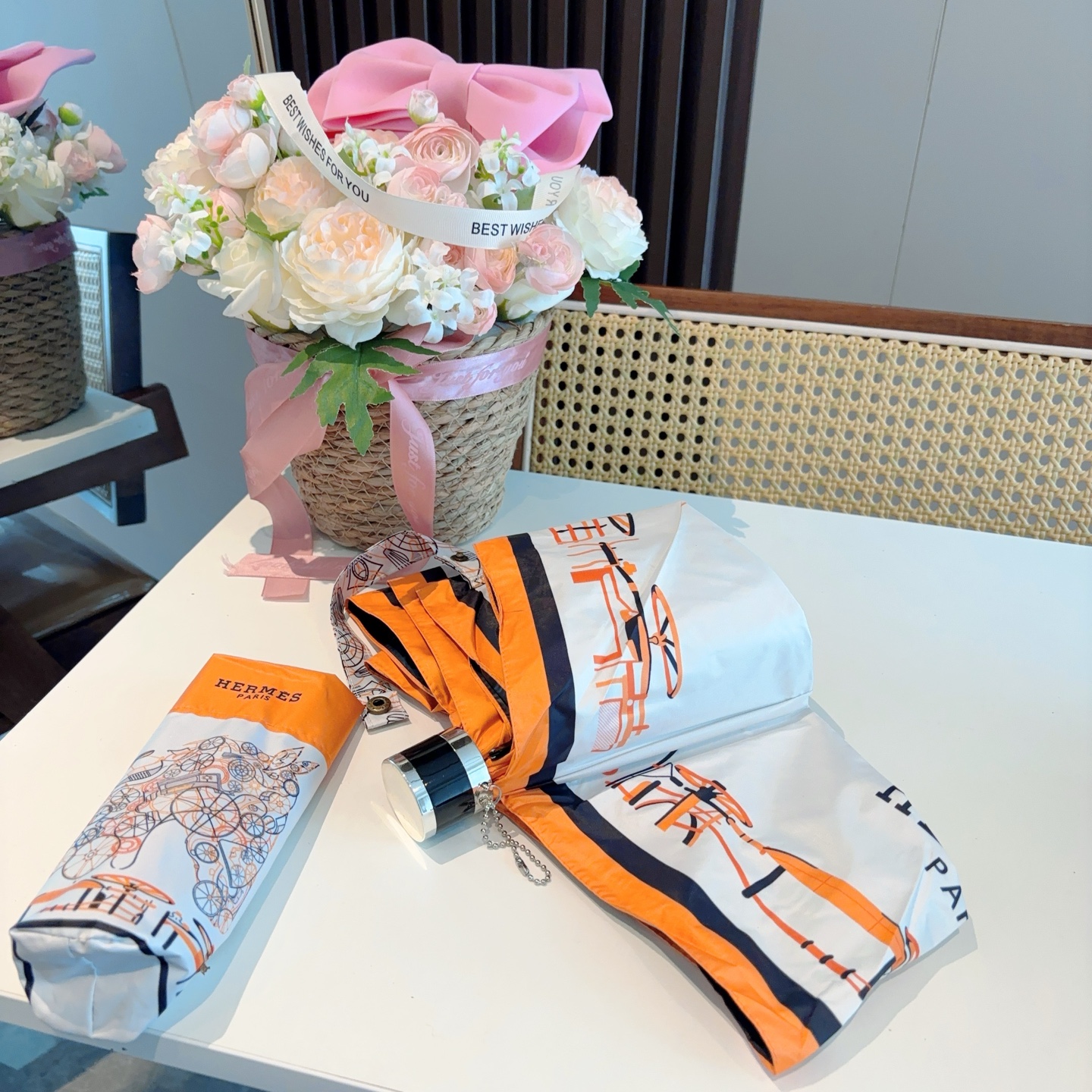 HERMÈS (爱马仕)新款 五折伞 热卖款 时尚指数爆表 不论晴天雨天使用都相得益彰 拥有它感受风从身