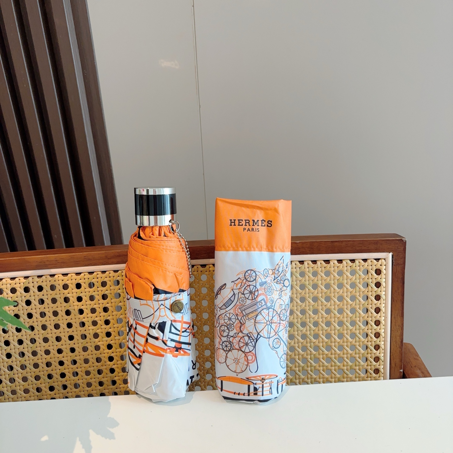 HERMÈS (爱马仕)新款 五折伞 热卖款 时尚指数爆表 不论晴天雨天使用都相得益彰 拥有它感受风从身