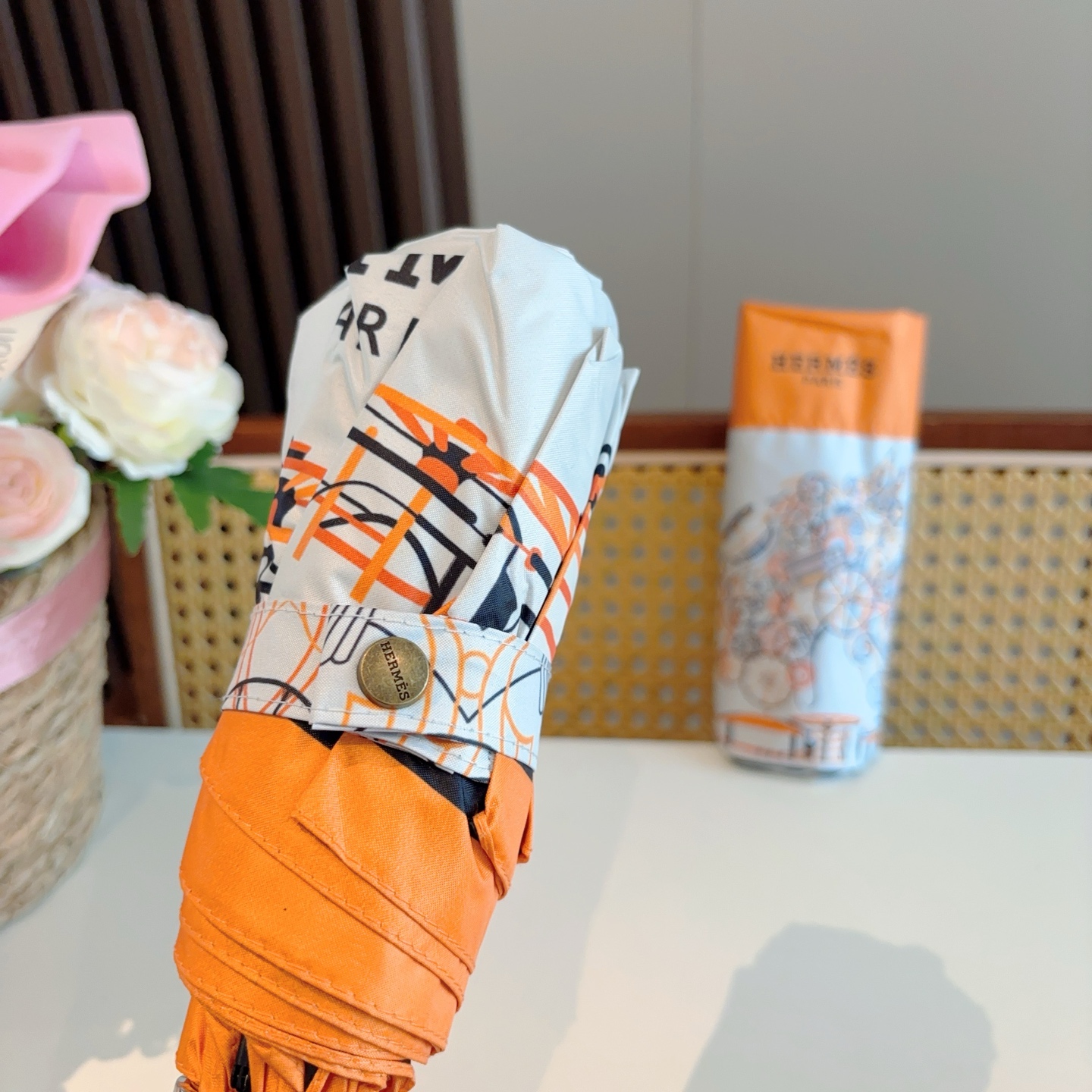 HERMÈS (爱马仕)新款 五折伞 热卖款 时尚指数爆表 不论晴天雨天使用都相得益彰 拥有它感受风从身