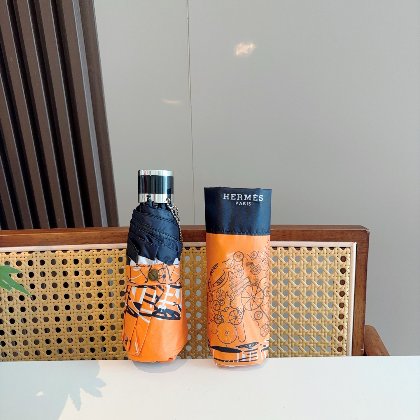 HERMÈS (爱马仕)新款 五折伞 热卖款 时尚指数爆表 不论晴天雨天使用都相得益彰 拥有它感受风从身