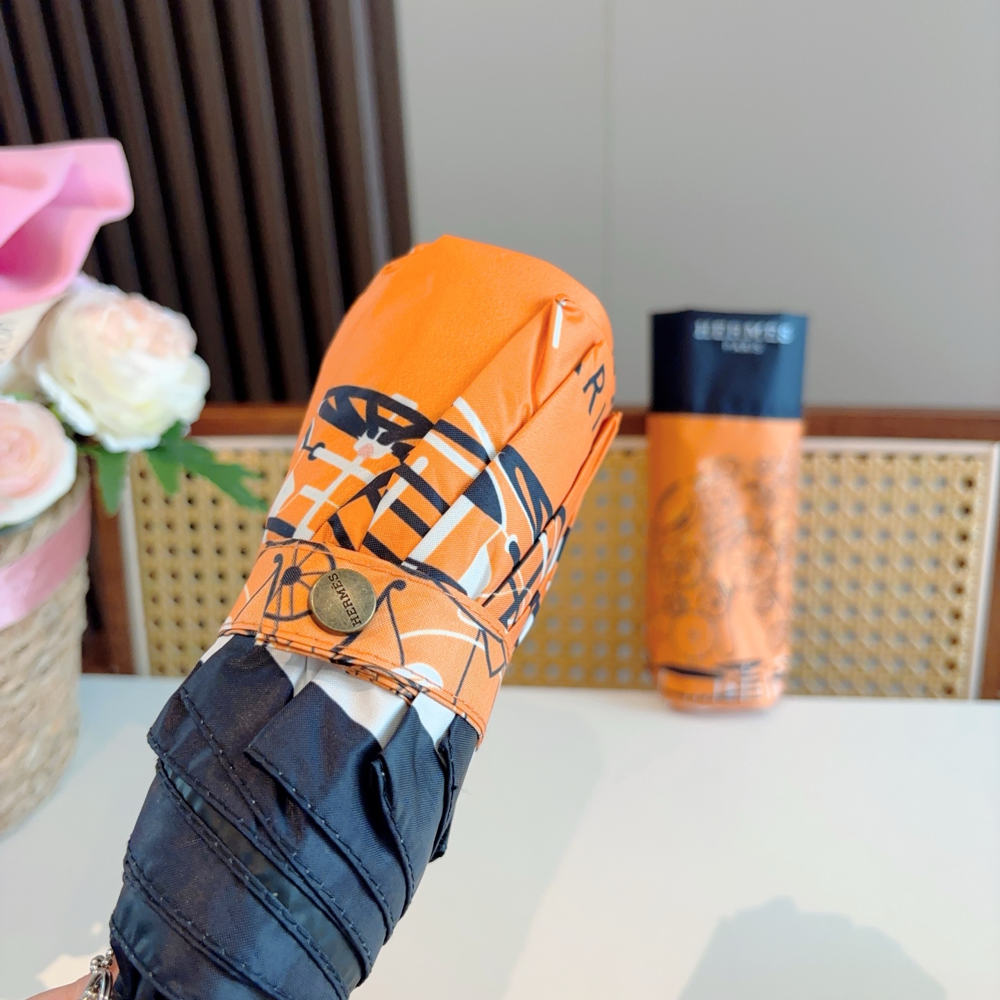 HERMÈS (爱马仕)新款 五折伞 热卖款 时尚指数爆表 不论晴天雨天使用都相得益彰 拥有它感受风从身