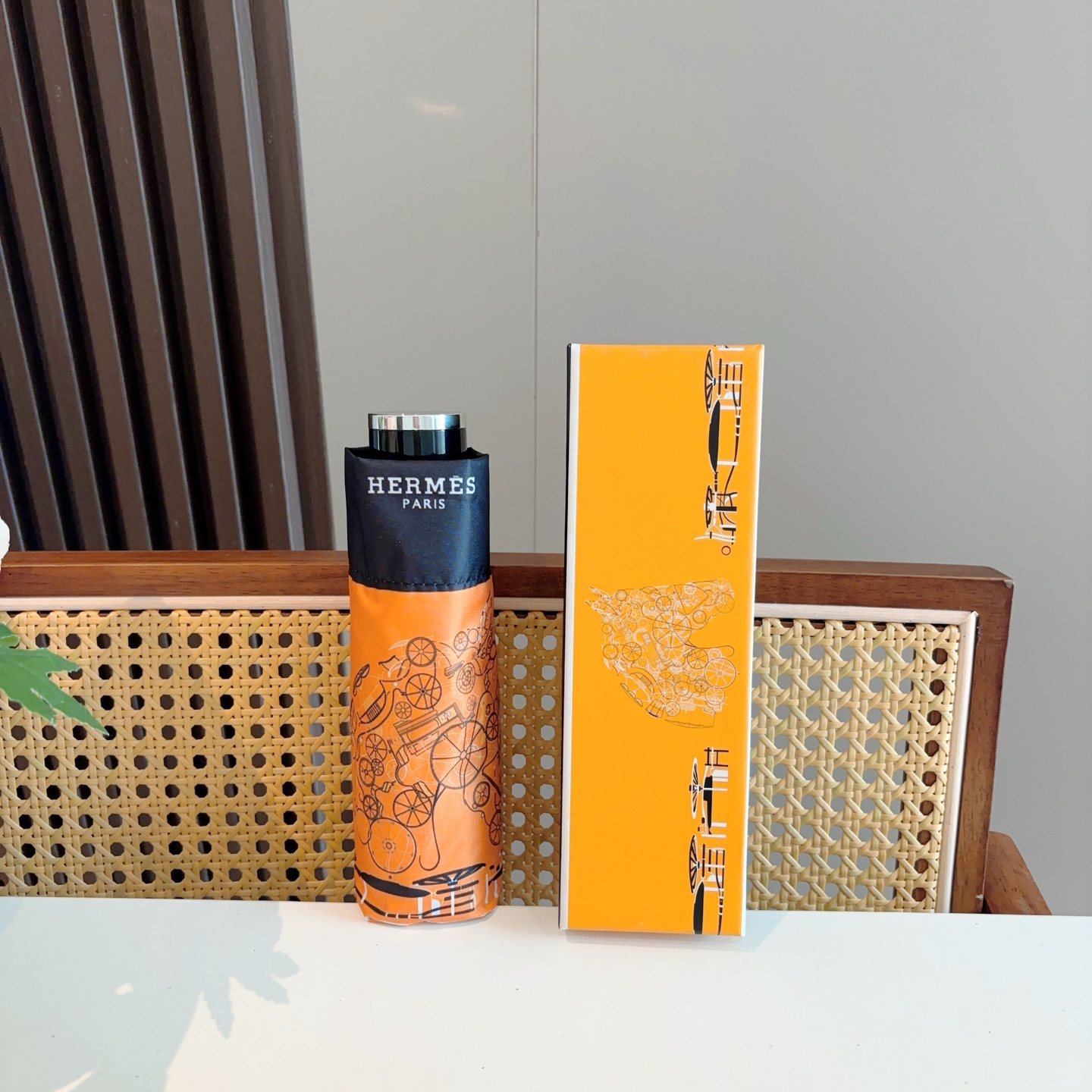 HERMÈS (爱马仕)新款 五折伞 热卖款 时尚指数爆表 不论晴天雨天使用都相得益彰 拥有它感受风从身