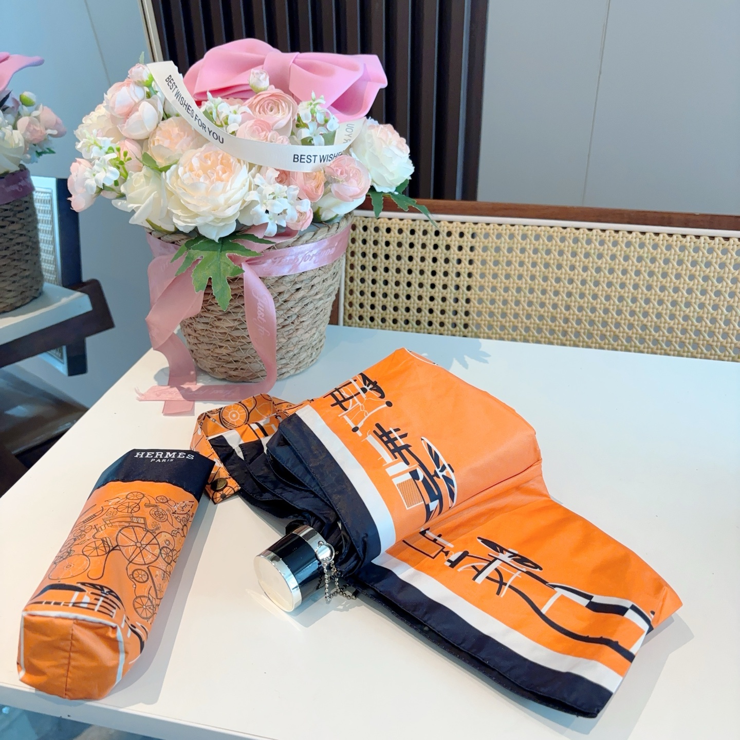 HERMÈS (爱马仕)新款 五折伞 热卖款 时尚指数爆表 不论晴天雨天使用都相得益彰 拥有它感受风从身