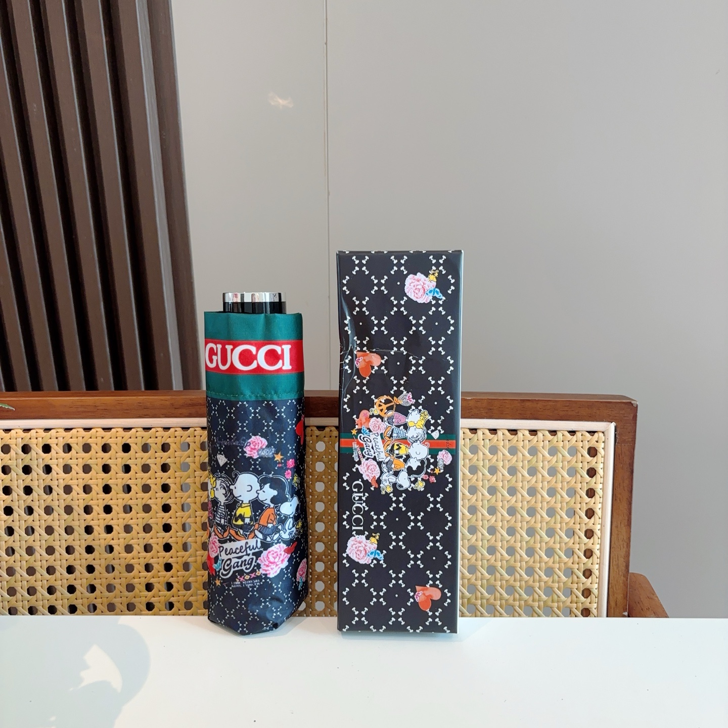  GUCCI古奇 新款 五折伞 热卖款 时尚指数爆表 不论晴天雨天使用都相得益彰 拥有它感受风从身体经过