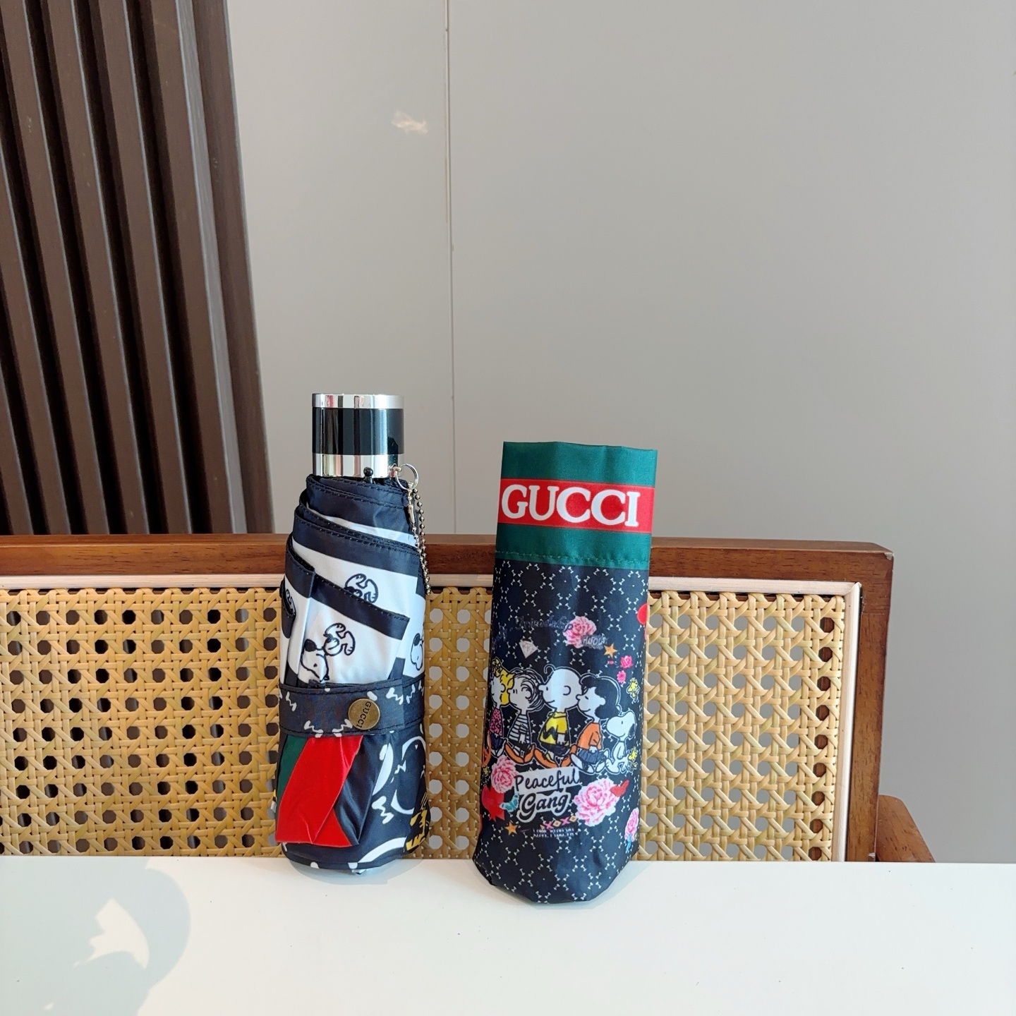  GUCCI古奇 新款 五折伞 热卖款 时尚指数爆表 不论晴天雨天使用都相得益彰 拥有它感受风从身体经过