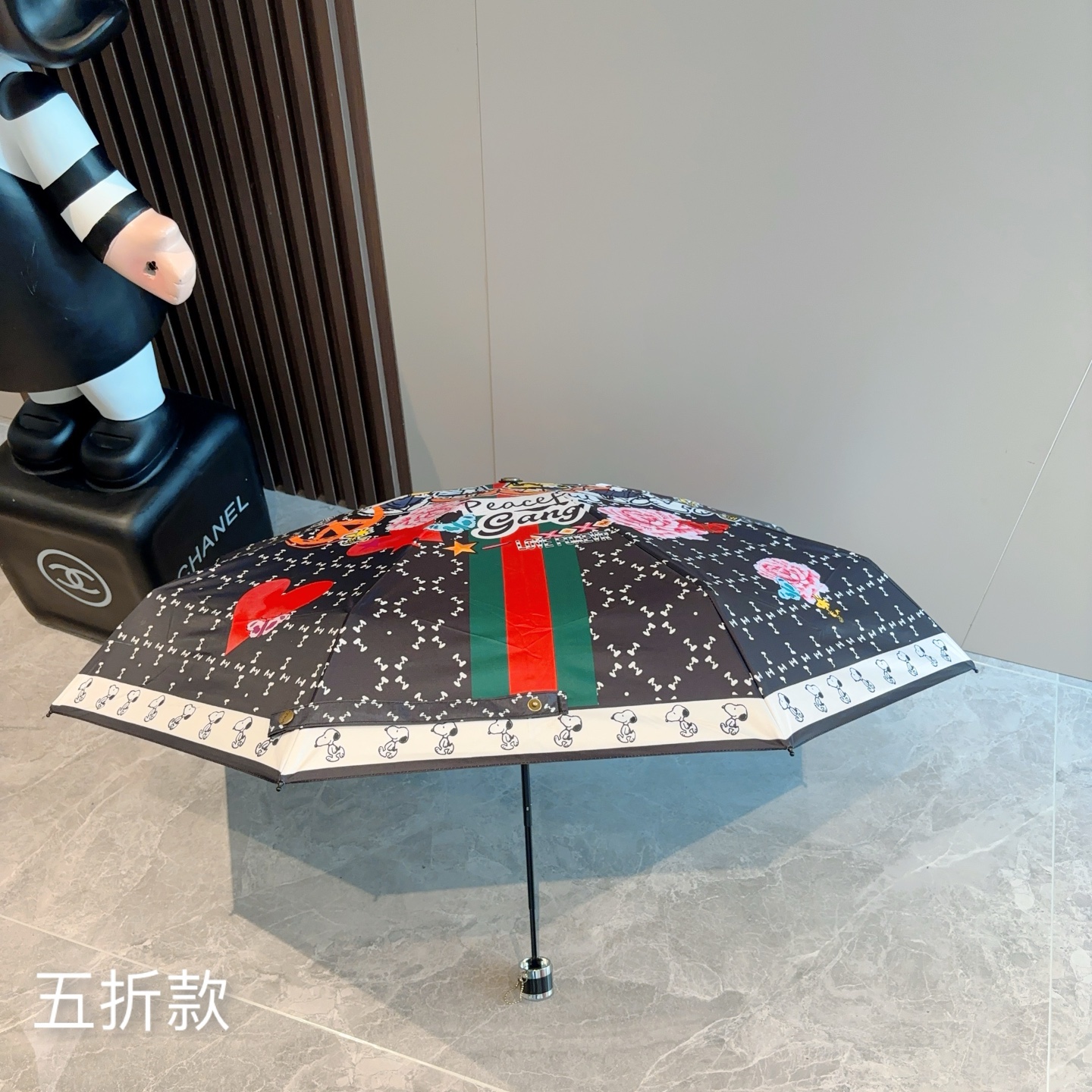  GUCCI古奇 新款 五折伞 热卖款 时尚指数爆表 不论晴天雨天使用都相得益彰 拥有它感受风从身体经过