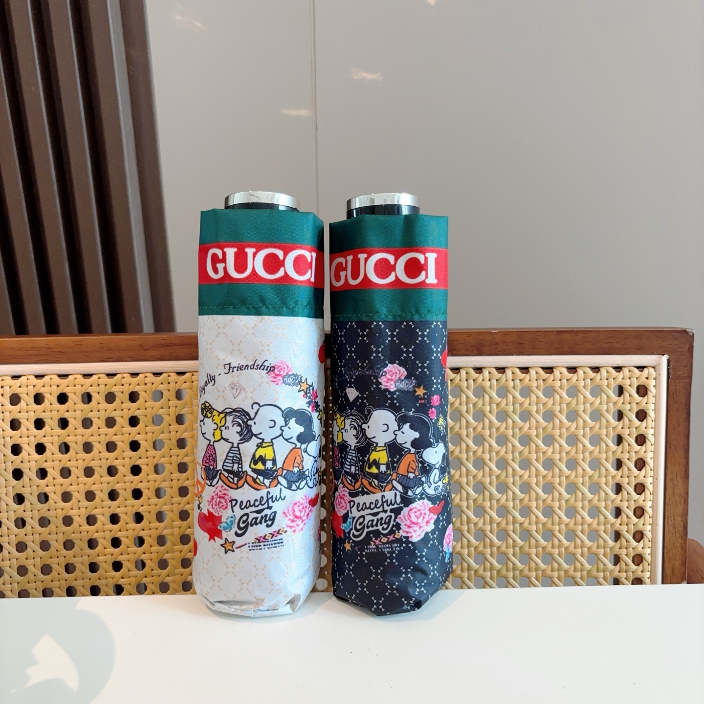  GUCCI古奇 新款 五折伞 热卖款 时尚指数爆表 不论晴天雨天使用都相得益彰 拥有它感受风从身体经过
