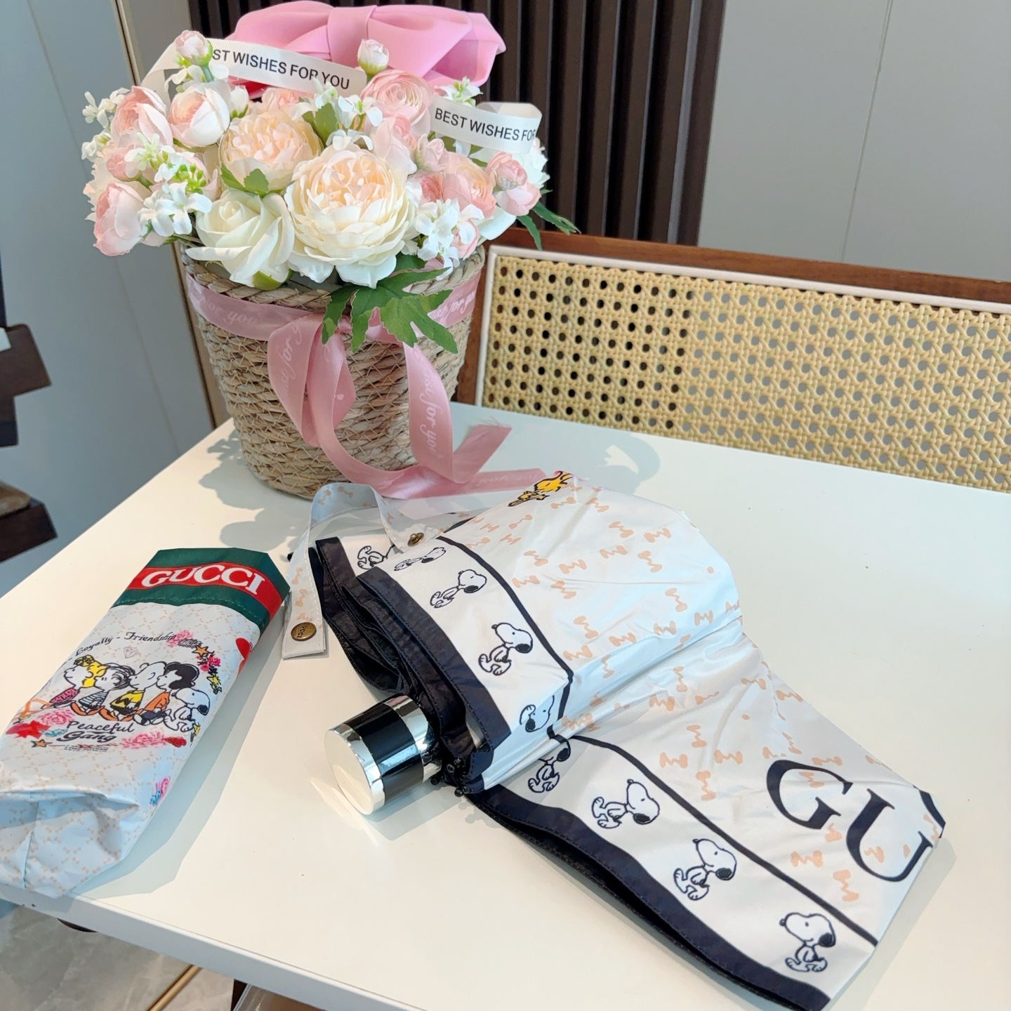  GUCCI古奇 新款 五折伞 热卖款 时尚指数爆表 不论晴天雨天使用都相得益彰 拥有它感受风从身体经过