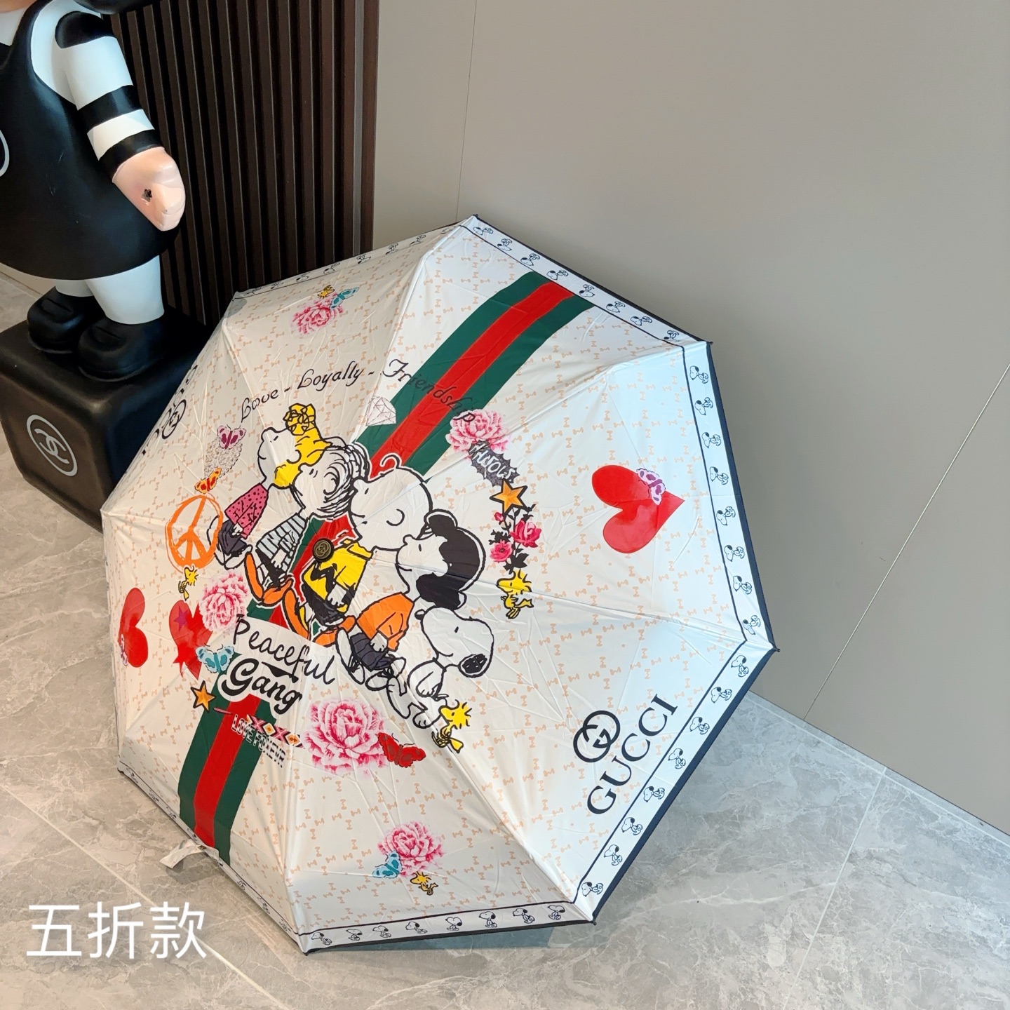  GUCCI古奇 新款 五折伞 热卖款 时尚指数爆表 不论晴天雨天使用都相得益彰 拥有它感受风从身体经过