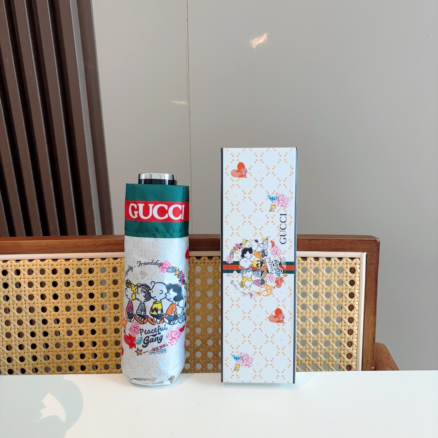  GUCCI古奇 新款 五折伞 热卖款 时尚指数爆表 不论晴天雨天使用都相得益彰 拥有它感受风从身体经过
