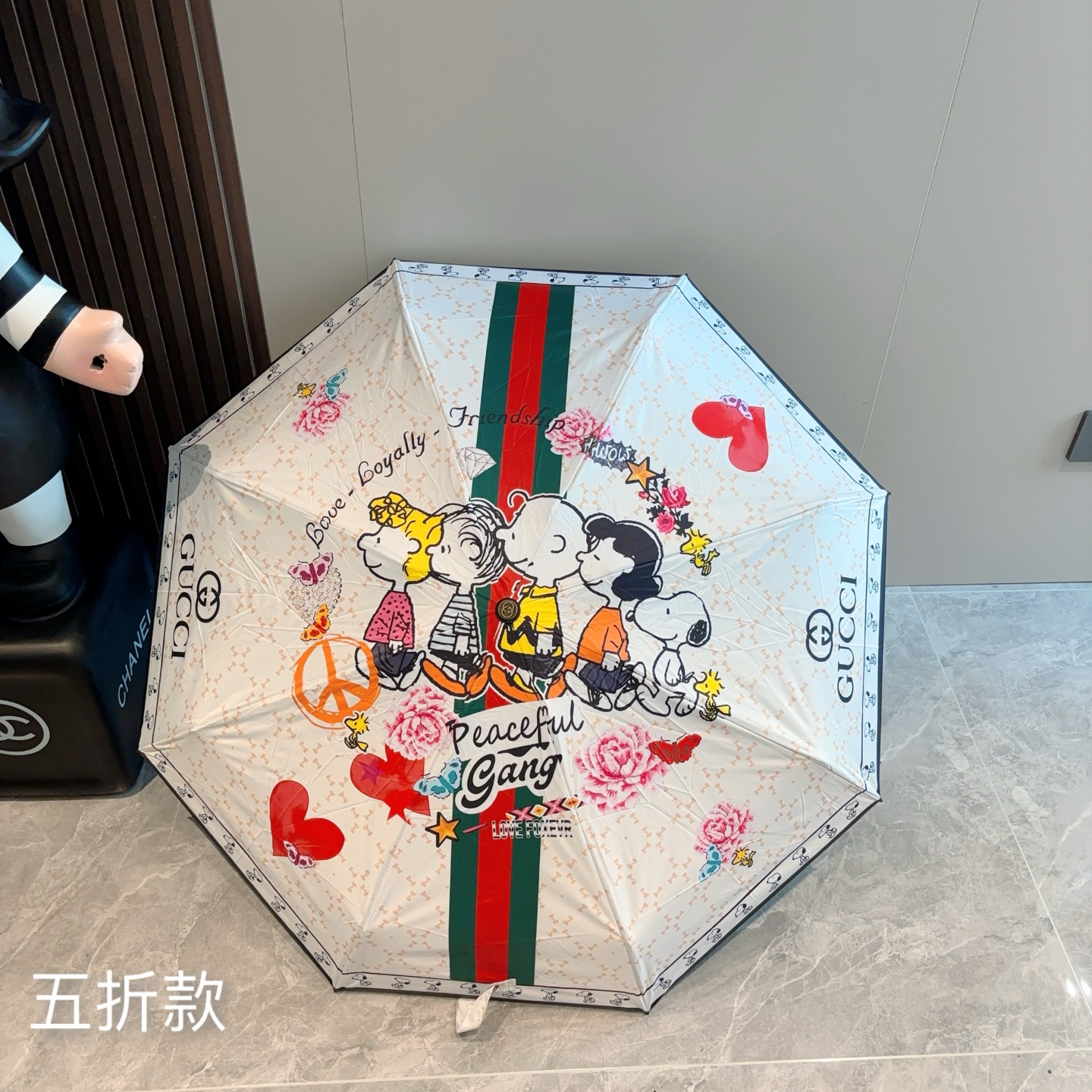  GUCCI古奇 新款 五折伞 热卖款 时尚指数爆表 不论晴天雨天使用都相得益彰 拥有它感受风从身体经过