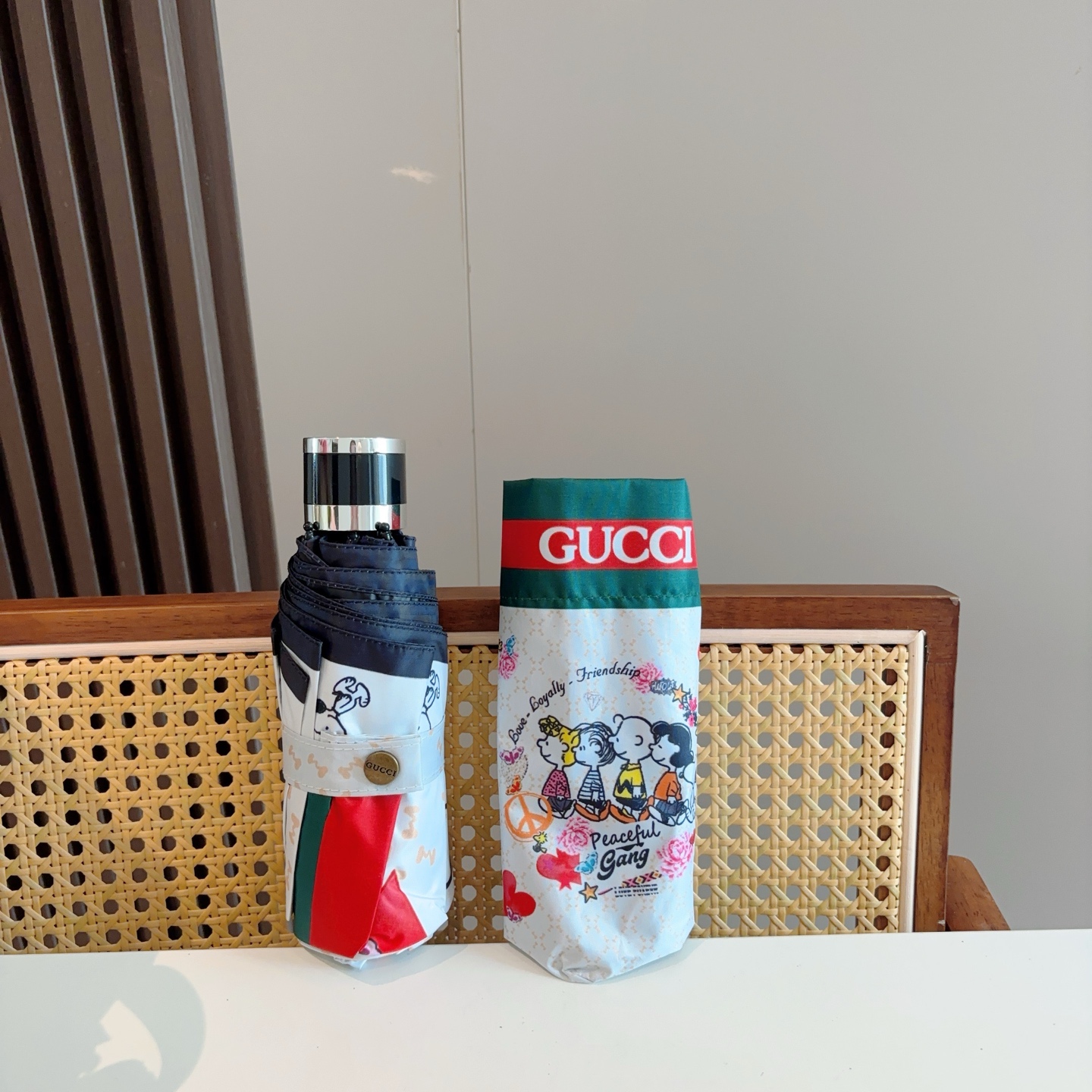  GUCCI古奇 新款 五折伞 热卖款 时尚指数爆表 不论晴天雨天使用都相得益彰 拥有它感受风从身体经过