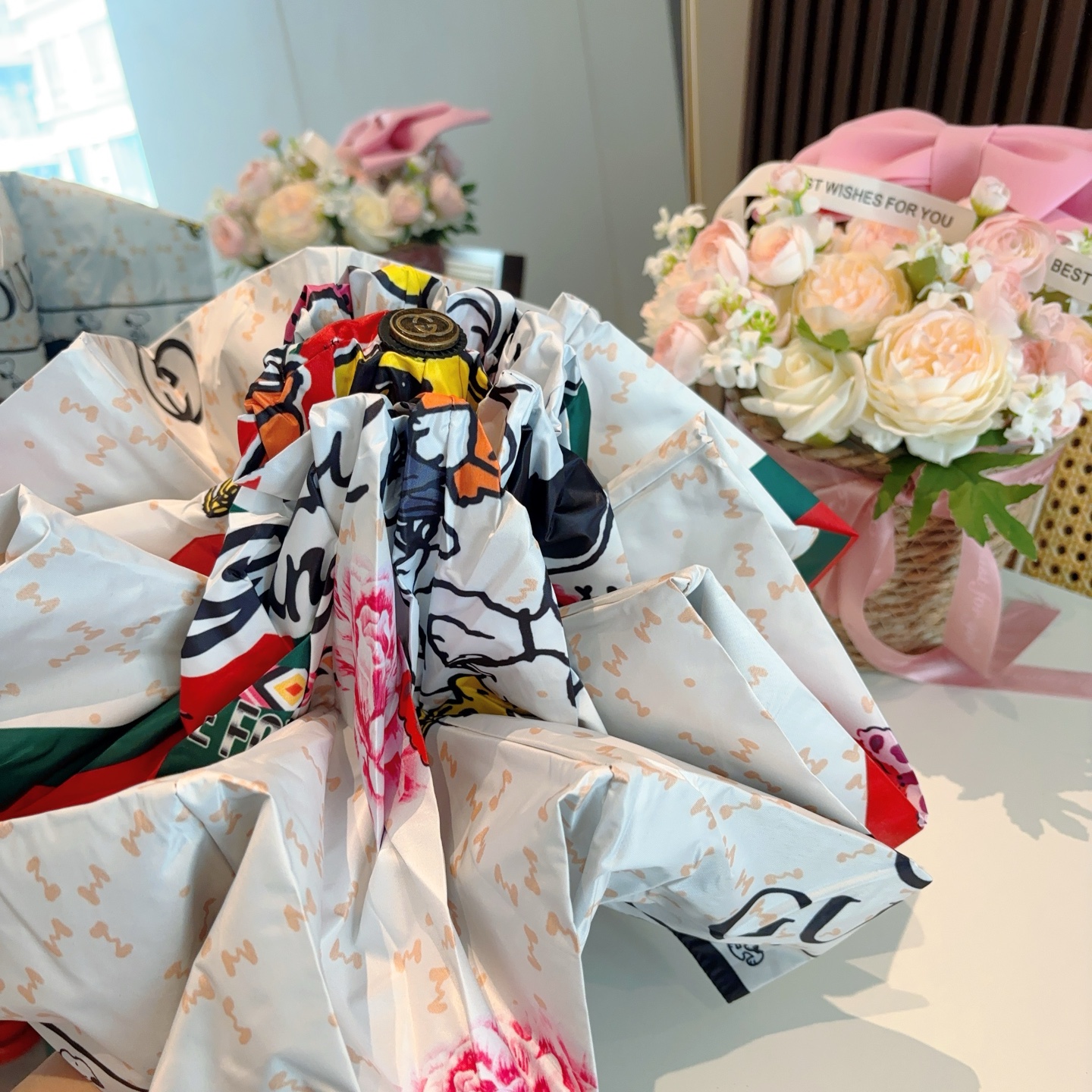  GUCCI古奇 新款 五折伞 热卖款 时尚指数爆表 不论晴天雨天使用都相得益彰 拥有它感受风从身体经过