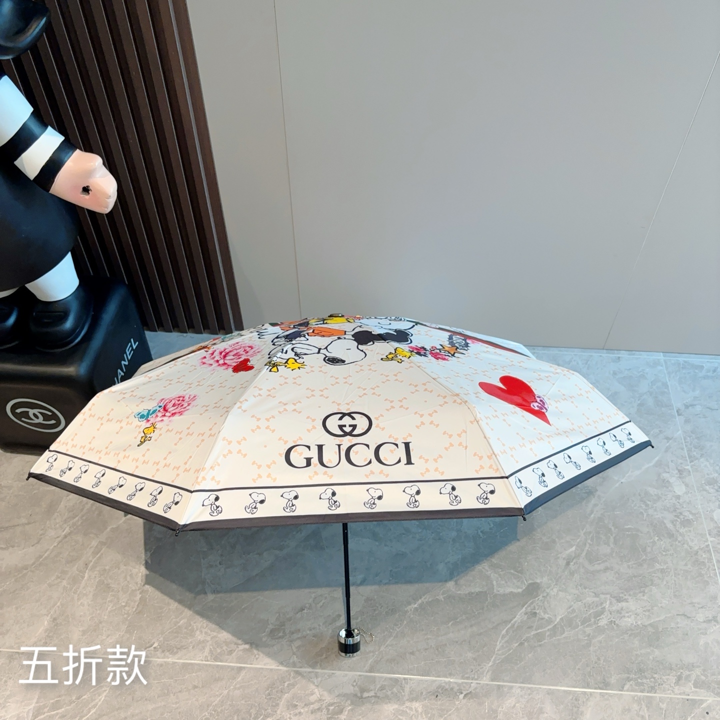  GUCCI古奇 新款 五折伞 热卖款 时尚指数爆表 不论晴天雨天使用都相得益彰 拥有它感受风从身体经过