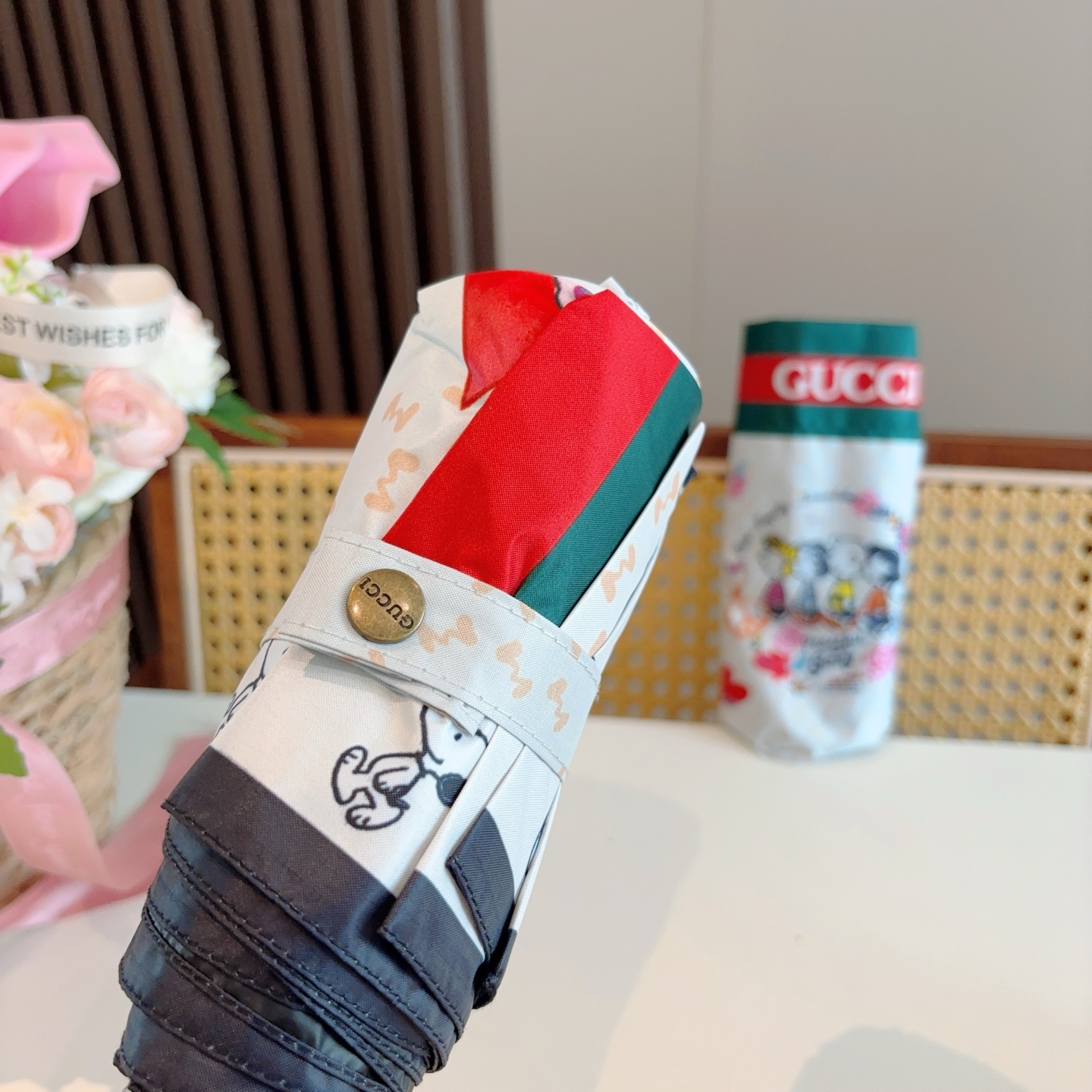  GUCCI古奇 新款 五折伞 热卖款 时尚指数爆表 不论晴天雨天使用都相得益彰 拥有它感受风从身体经过
