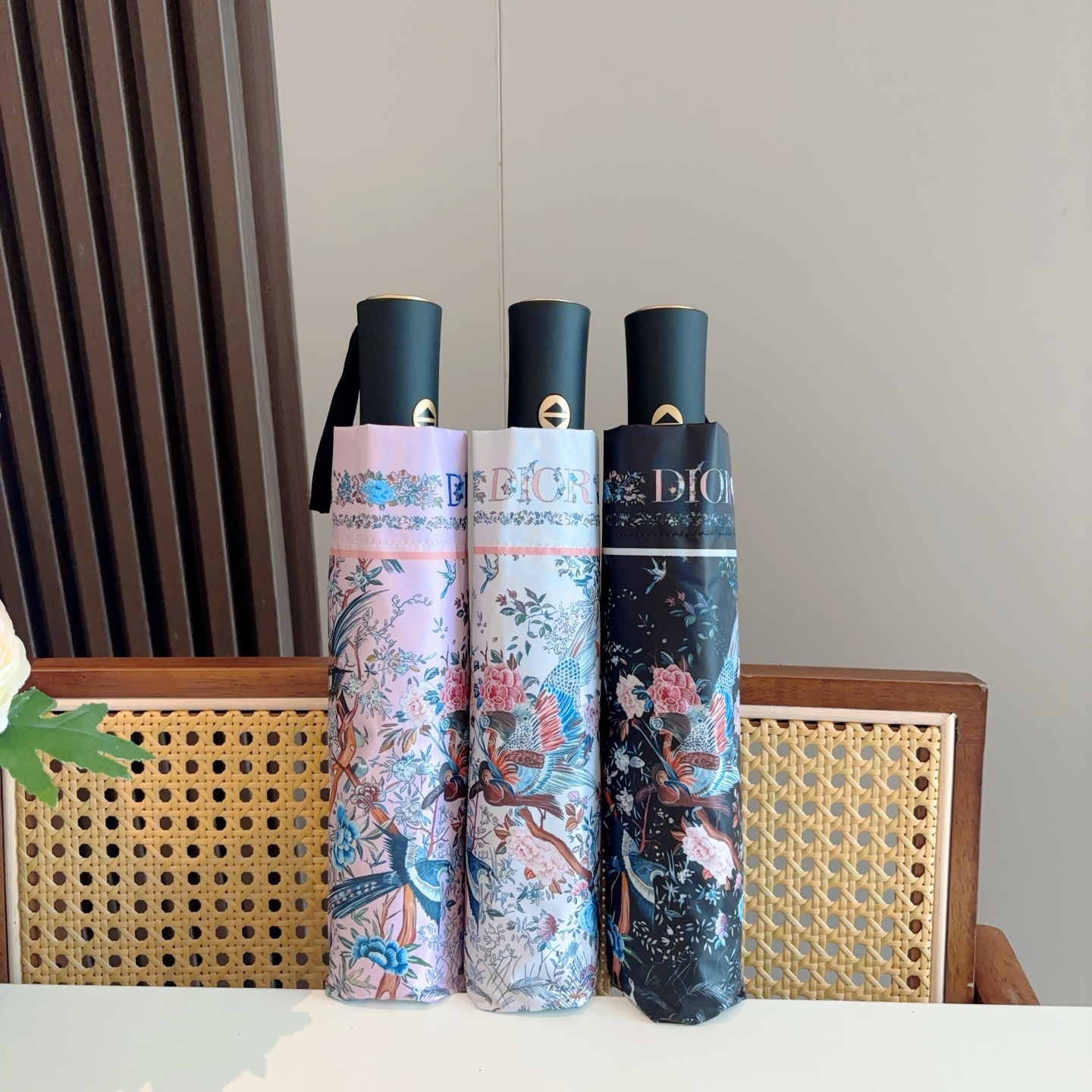  DIOR（迪奥）三折自动折叠晴雨伞  时尚原单代工品质 细节精致 看得见的品质 打破一成不变 色泽纯正