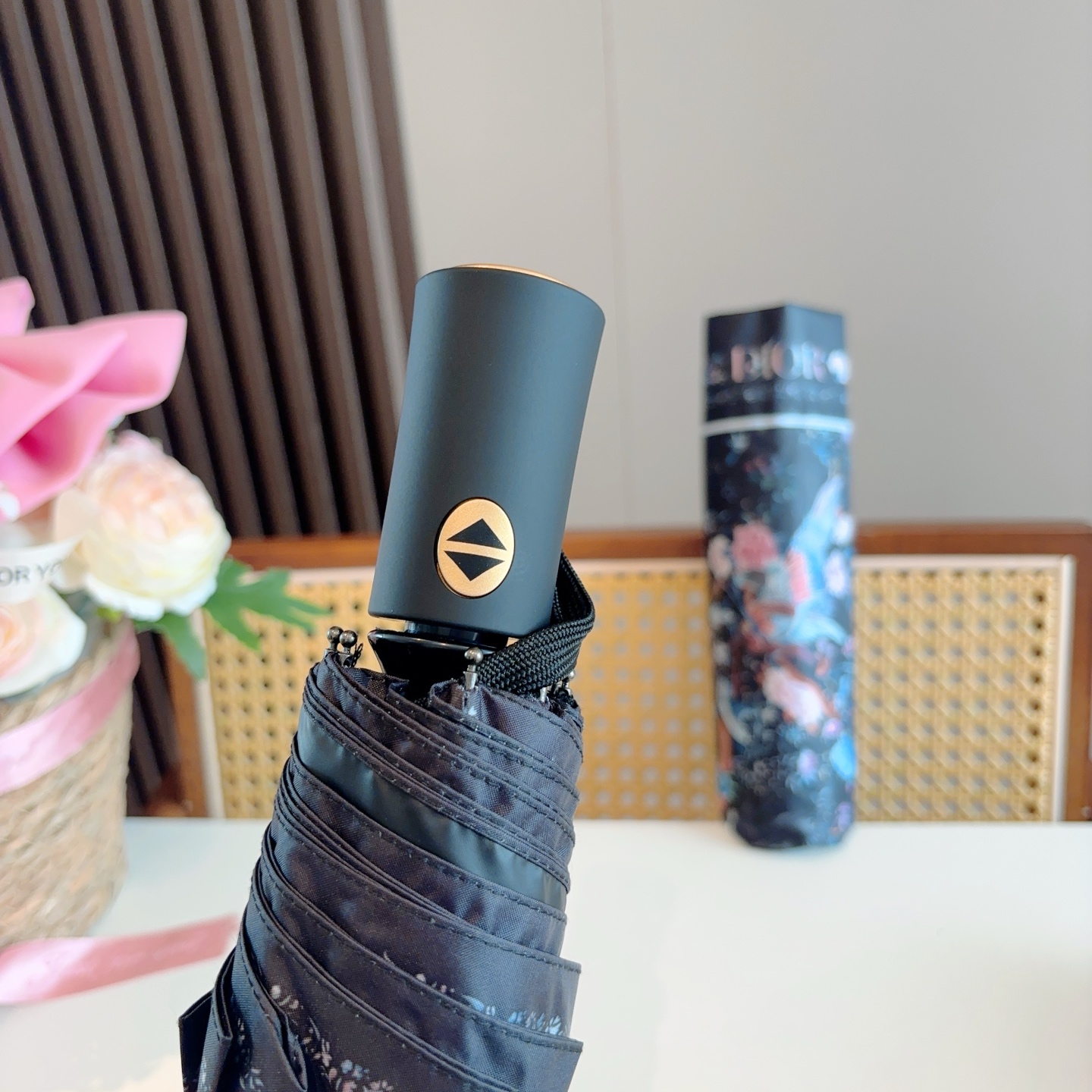  DIOR（迪奥）三折自动折叠晴雨伞  时尚原单代工品质 细节精致 看得见的品质 打破一成不变 色泽纯正