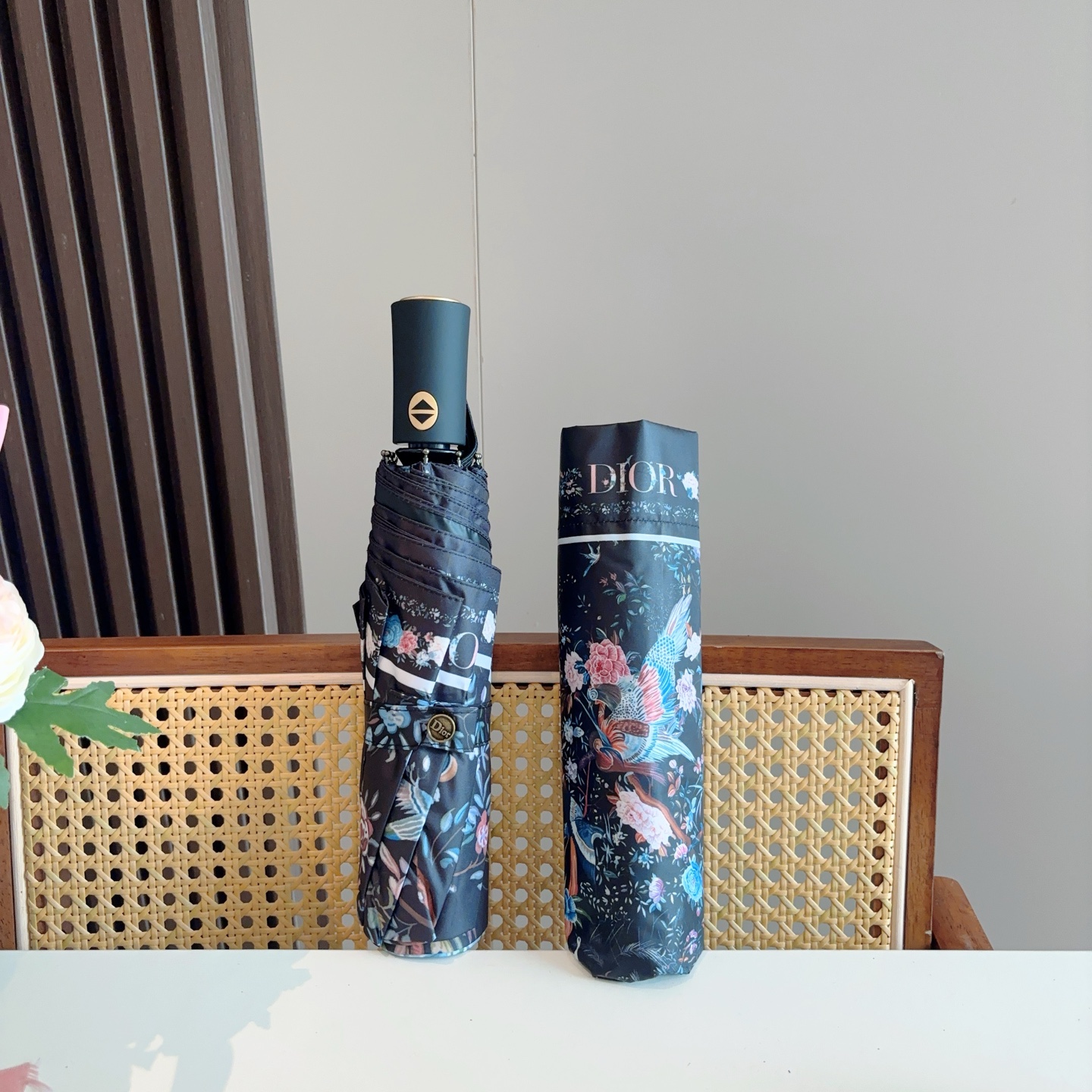  DIOR（迪奥）三折自动折叠晴雨伞  时尚原单代工品质 细节精致 看得见的品质 打破一成不变 色泽纯正