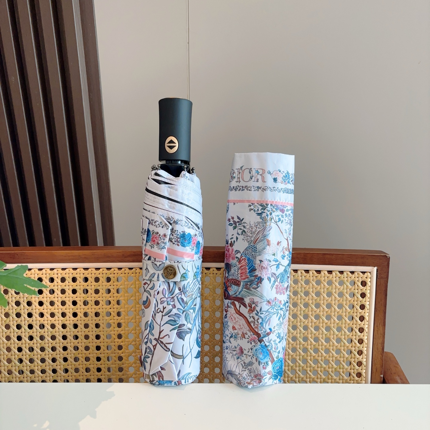  DIOR（迪奥）三折自动折叠晴雨伞  时尚原单代工品质 细节精致 看得见的品质 打破一成不变 色泽纯正