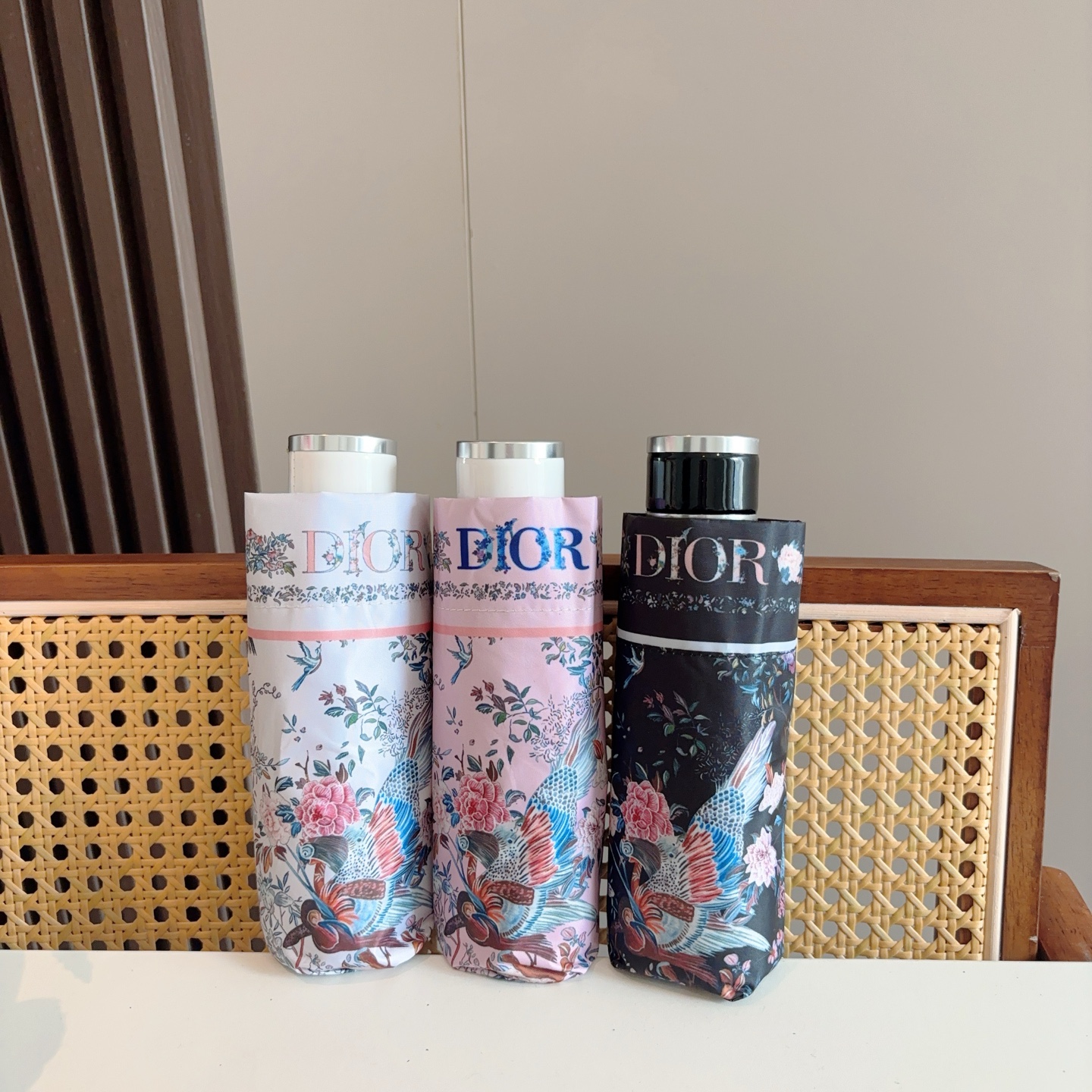  DIOR （迪奥） 五折手开折叠伞 超轻口袋 仅18cm  热卖款 时尚指数爆表 无论晴天雨天使用都相