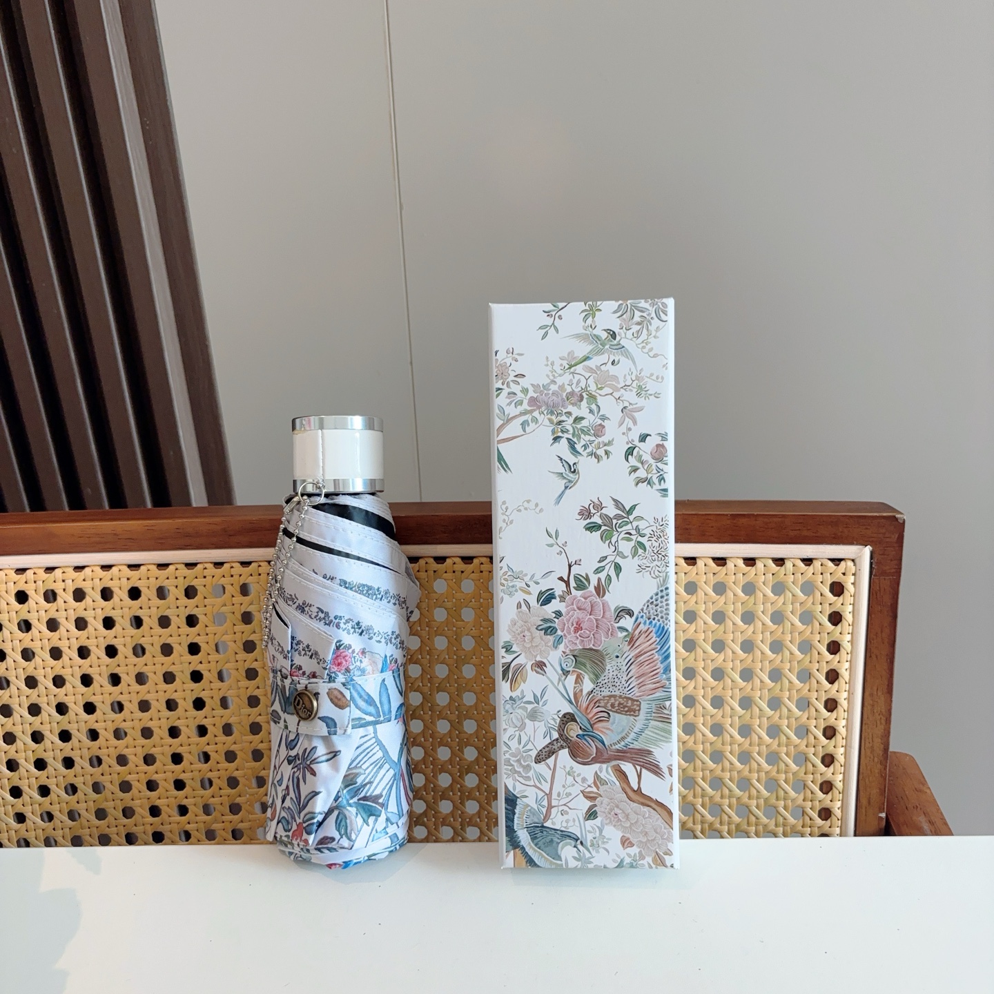  DIOR （迪奥） 五折手开折叠伞 超轻口袋 仅18cm  热卖款 时尚指数爆表 无论晴天雨天使用都相
