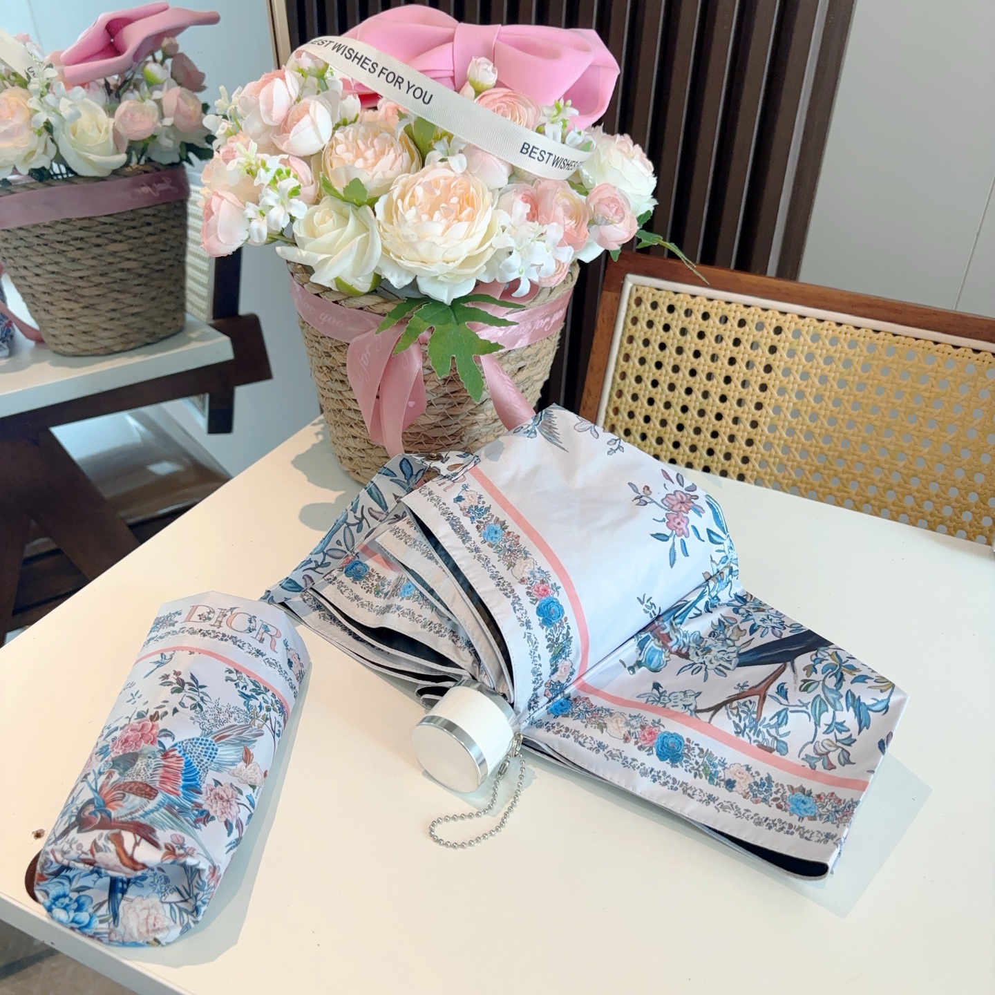  DIOR （迪奥） 五折手开折叠伞 超轻口袋 仅18cm  热卖款 时尚指数爆表 无论晴天雨天使用都相