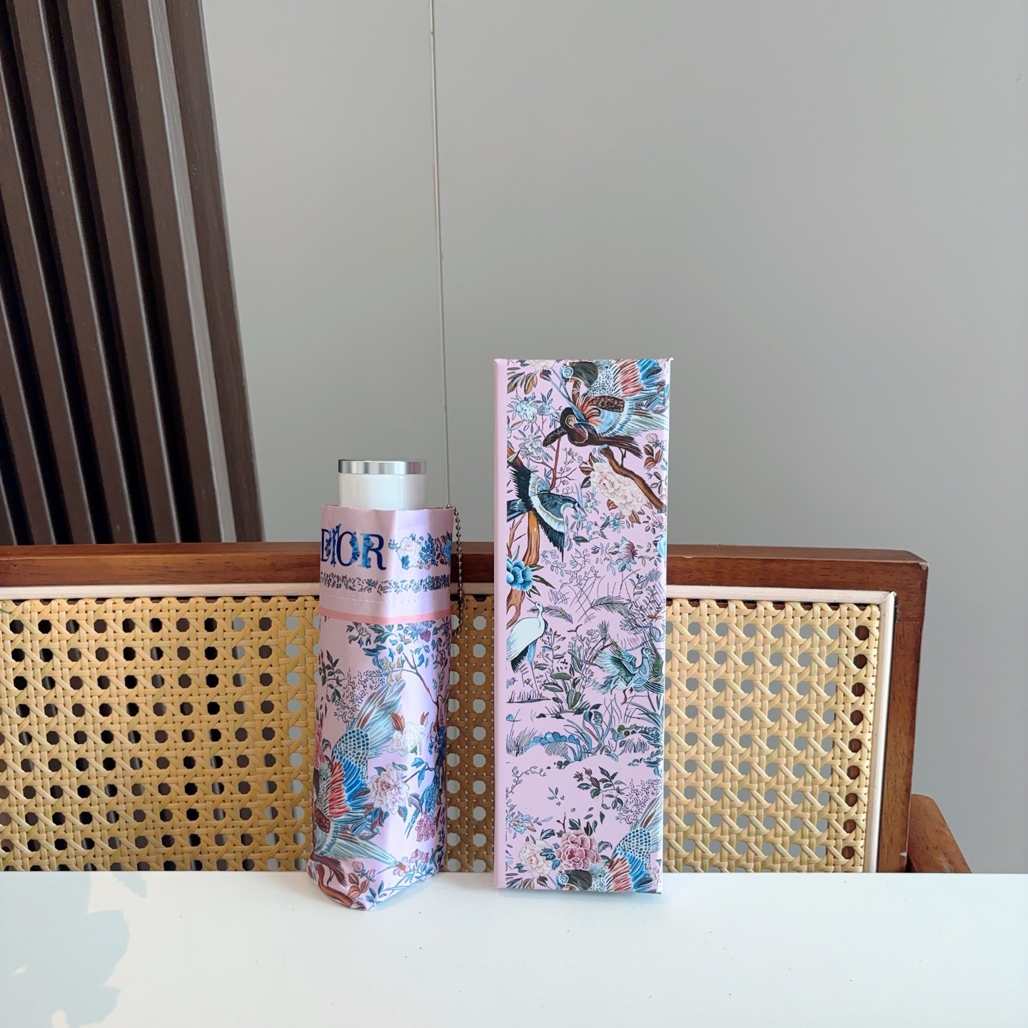  DIOR （迪奥） 五折手开折叠伞 超轻口袋 仅18cm  热卖款 时尚指数爆表 无论晴天雨天使用都相