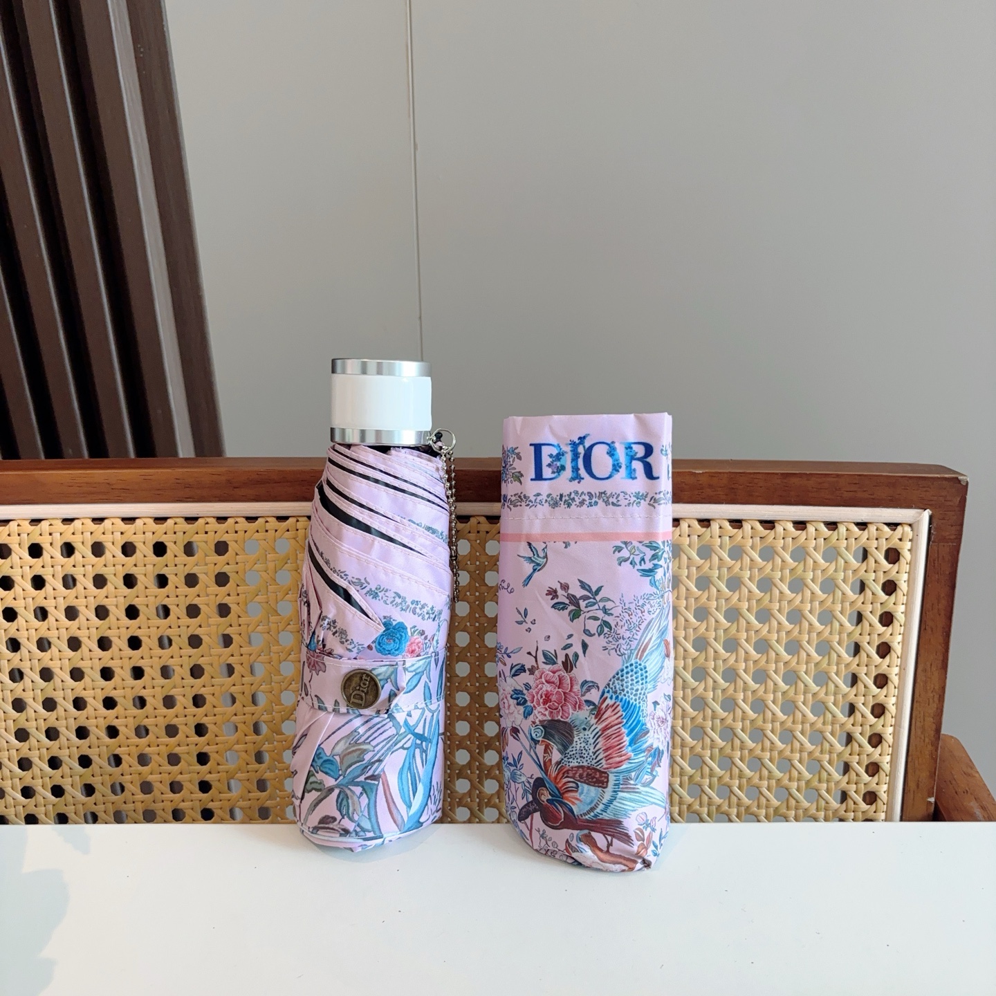  DIOR （迪奥） 五折手开折叠伞 超轻口袋 仅18cm  热卖款 时尚指数爆表 无论晴天雨天使用都相