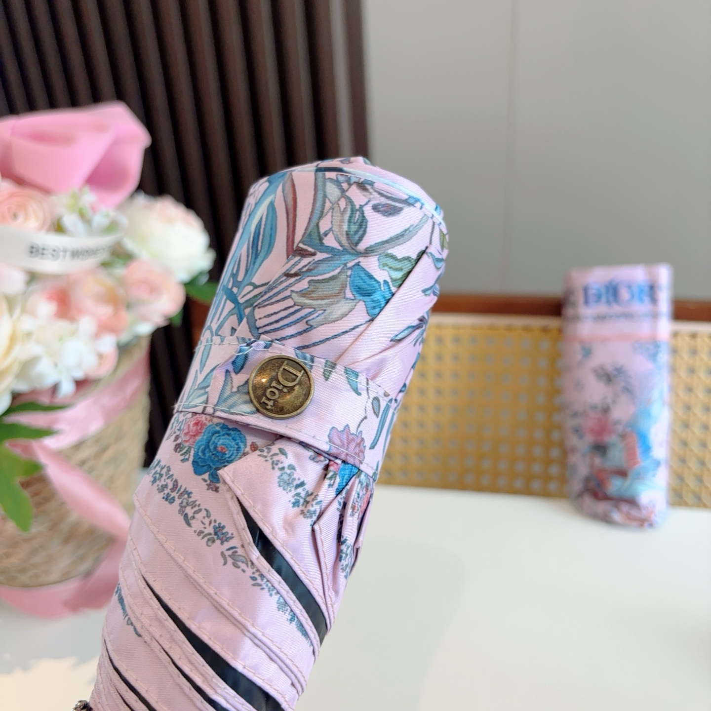  DIOR （迪奥） 五折手开折叠伞 超轻口袋 仅18cm  热卖款 时尚指数爆表 无论晴天雨天使用都相